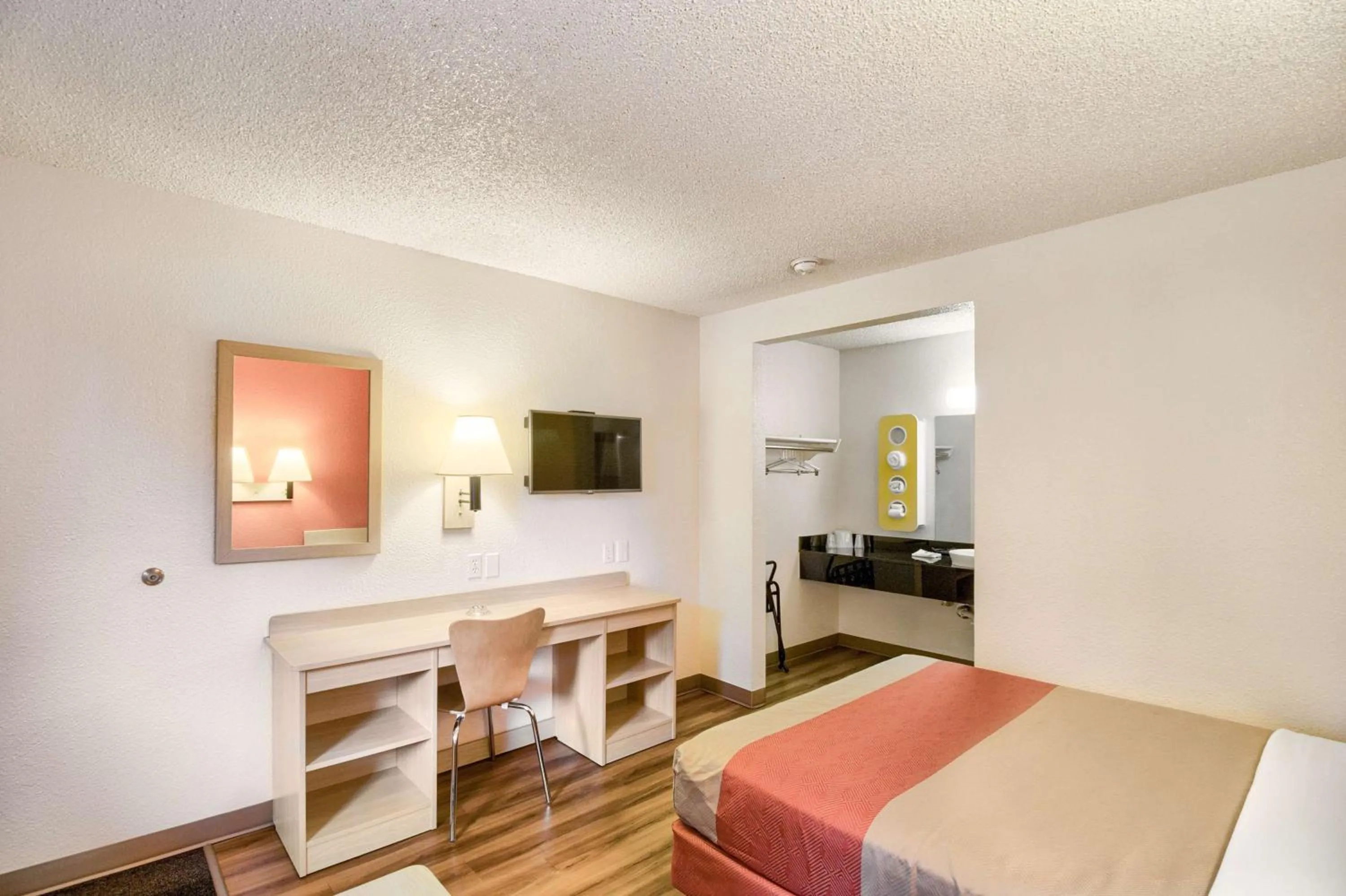 Bathroom, Bed in Motel 6-Everett, WA - South