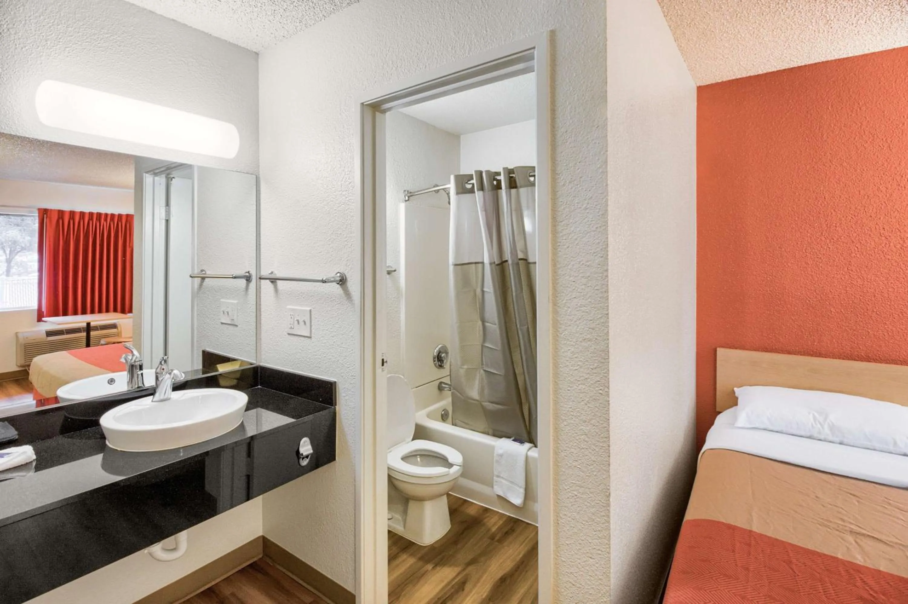 Bathroom, Bed in Motel 6-Everett, WA - South