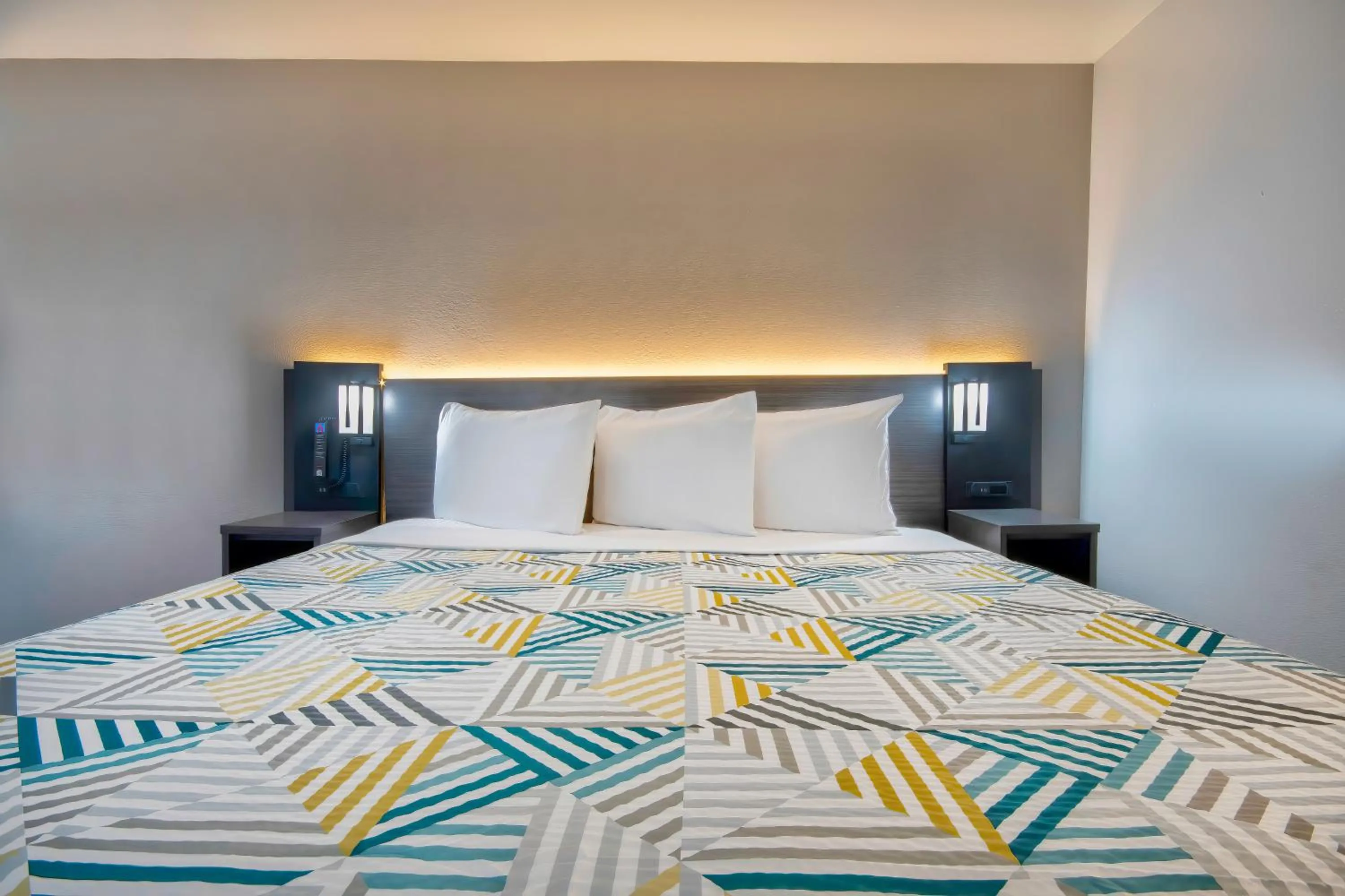 Bedroom, Bed in Motel 6-Albuquerque, NM - Carlisle