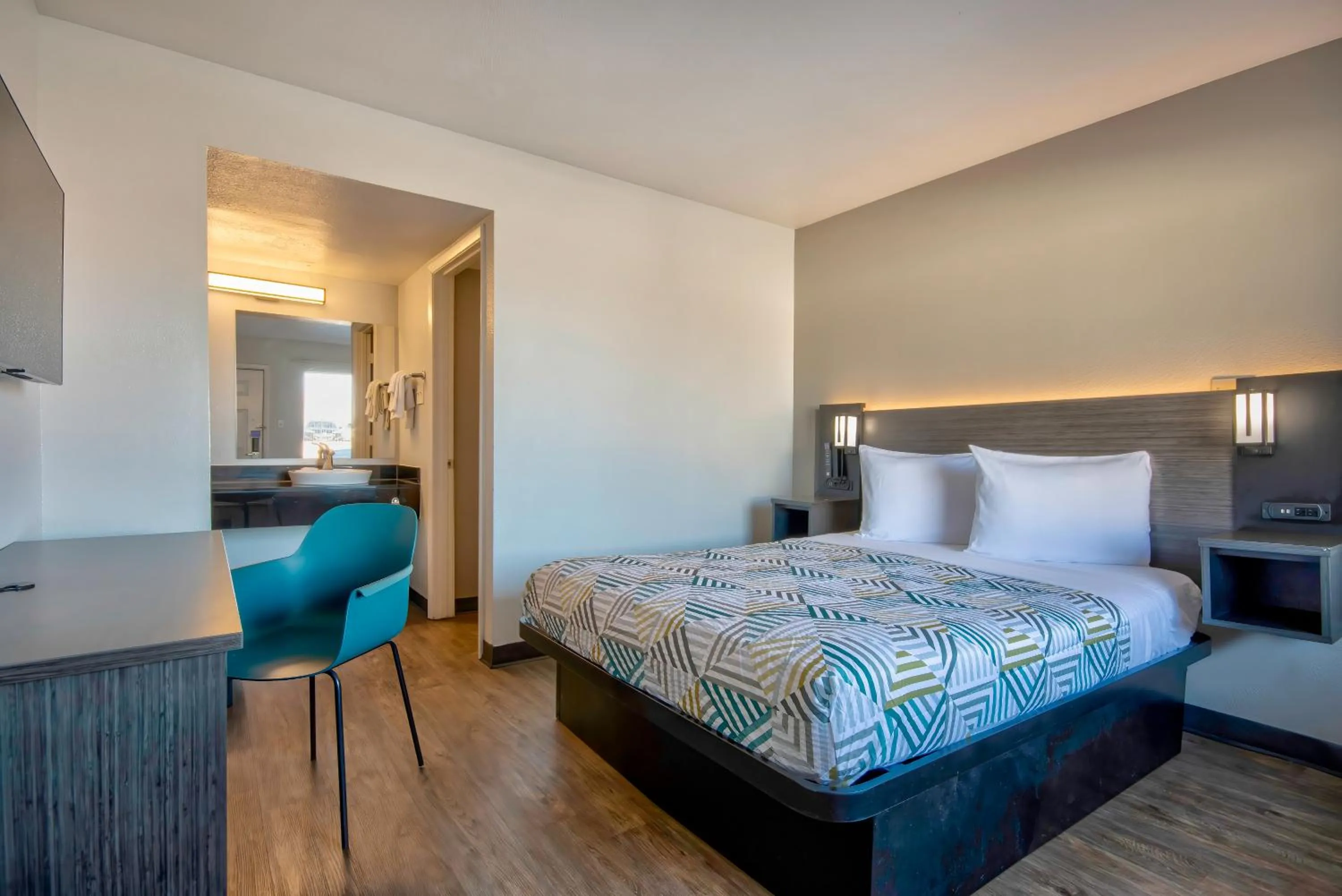 Bedroom, Bed in Motel 6-Albuquerque, NM - Carlisle