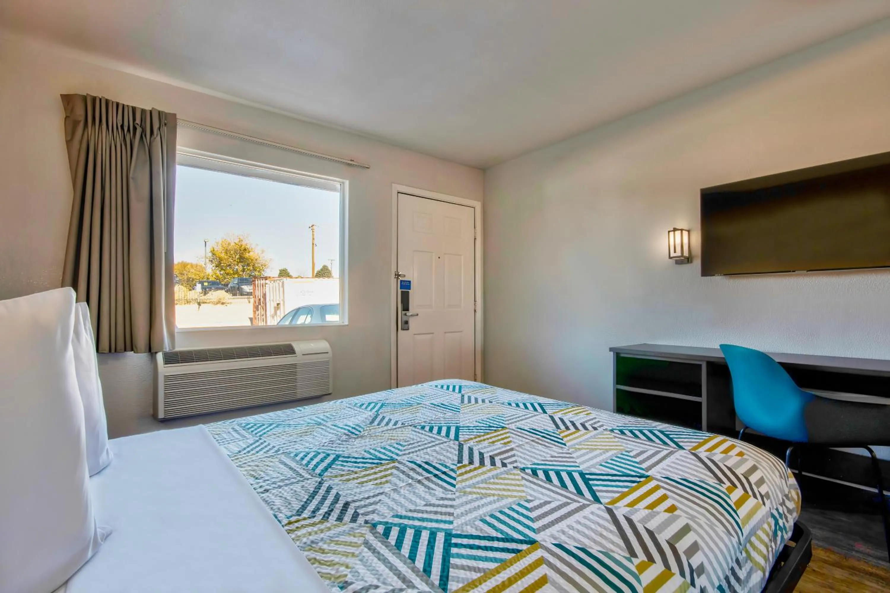 Bedroom, Bed in Motel 6-Albuquerque, NM - Carlisle