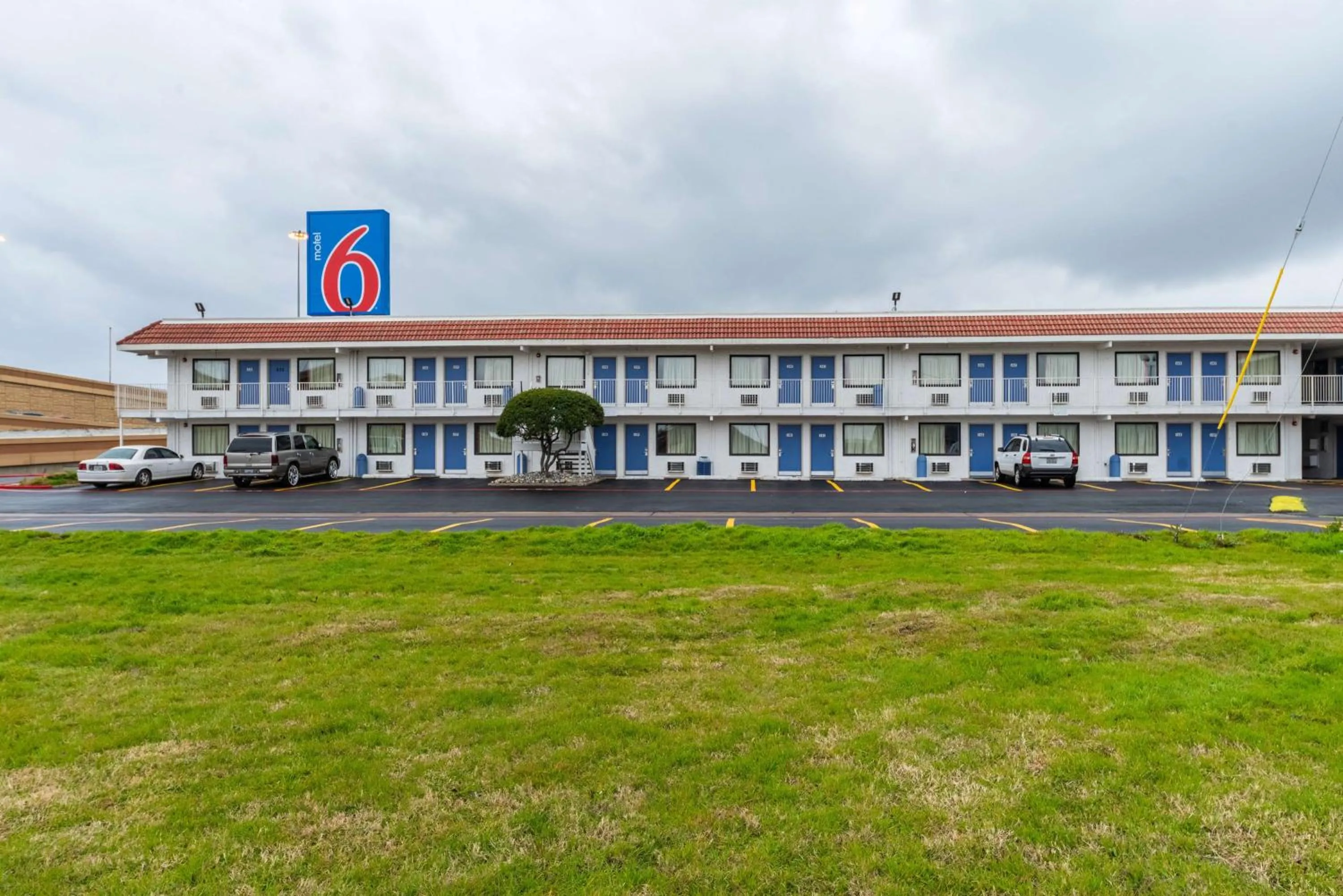 Property building in Motel 6-North Richland Hills, TX