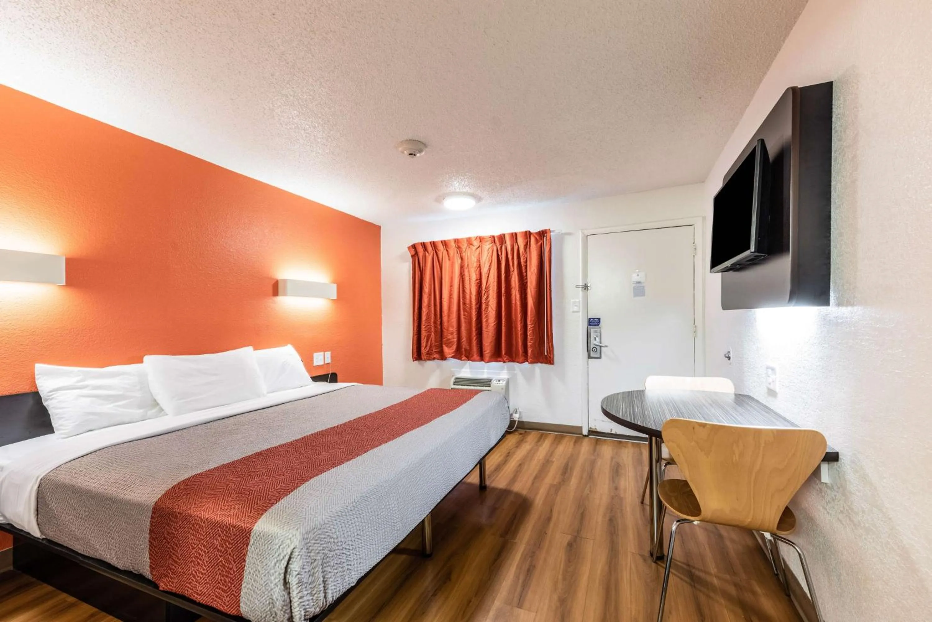 TV and multimedia, Bed in Motel 6-North Richland Hills, TX