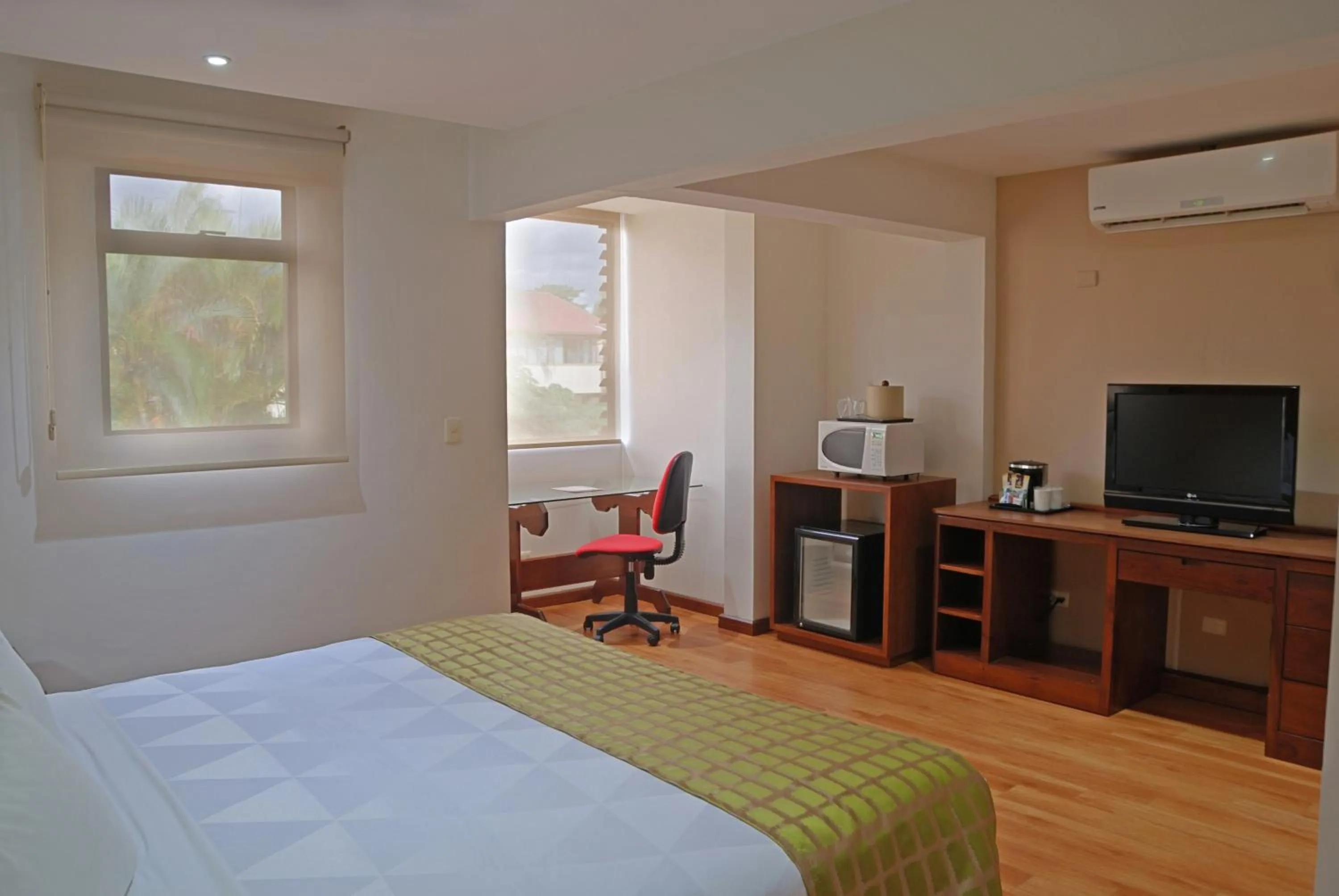 Bed in Country Inn & Suites by Radisson, San Jose Aeropuerto, Costa Rica