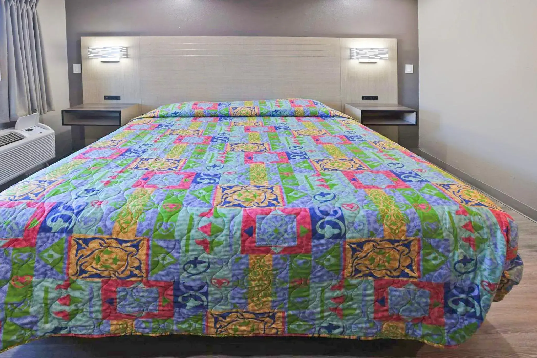 King Bed Non-Smoking in Super 7 Inn Dallas Near Duncanville King Bed Non-Smoking in Super 7 Inn Dallas Near Duncanville