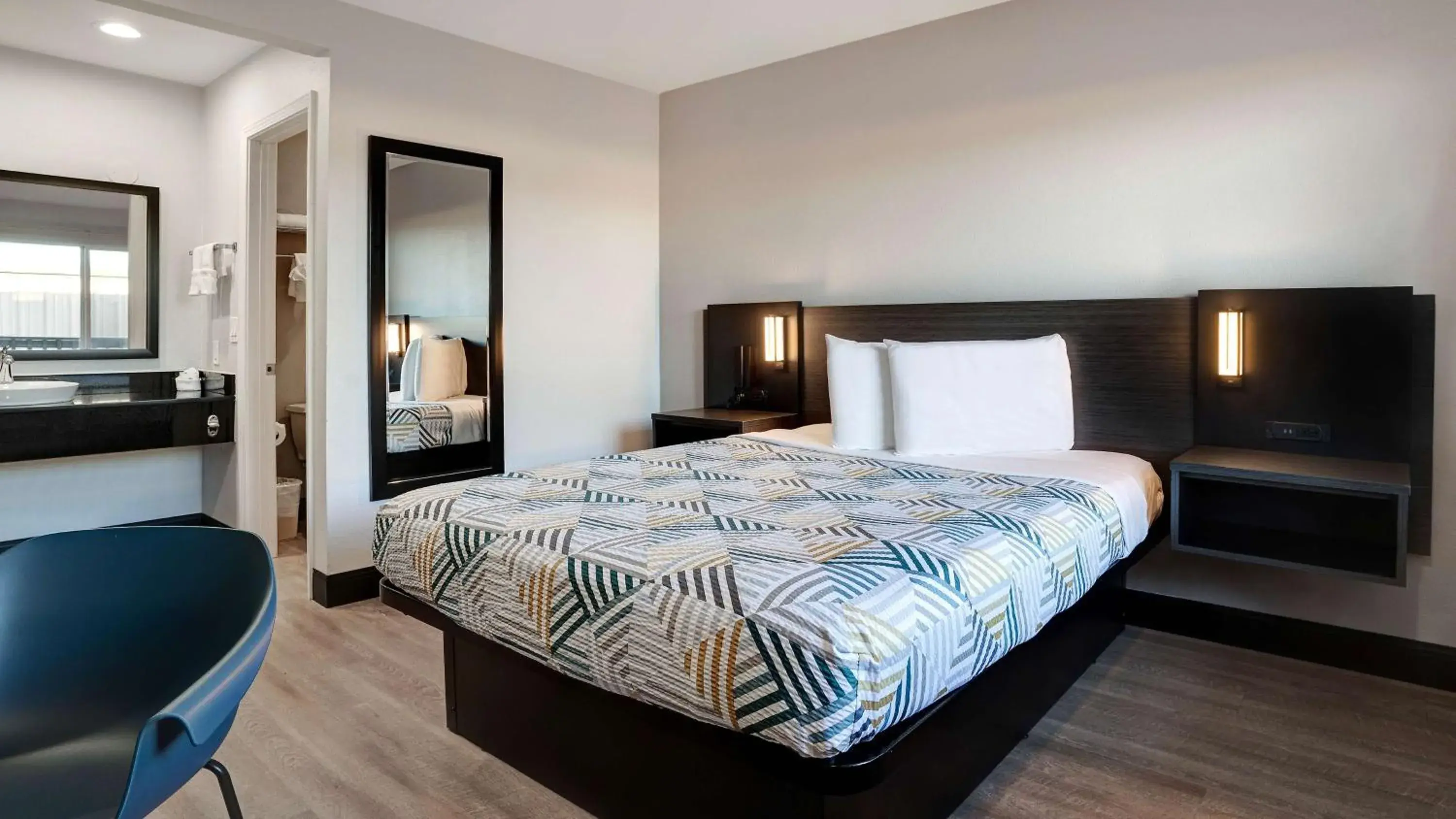 Deluxe Queen Room - Non-Smoking in Motel 6-Eureka, CA Redwood Coast Deluxe Queen Room - Non-Smoking in Motel 6-Eureka, CA Redwood Coast