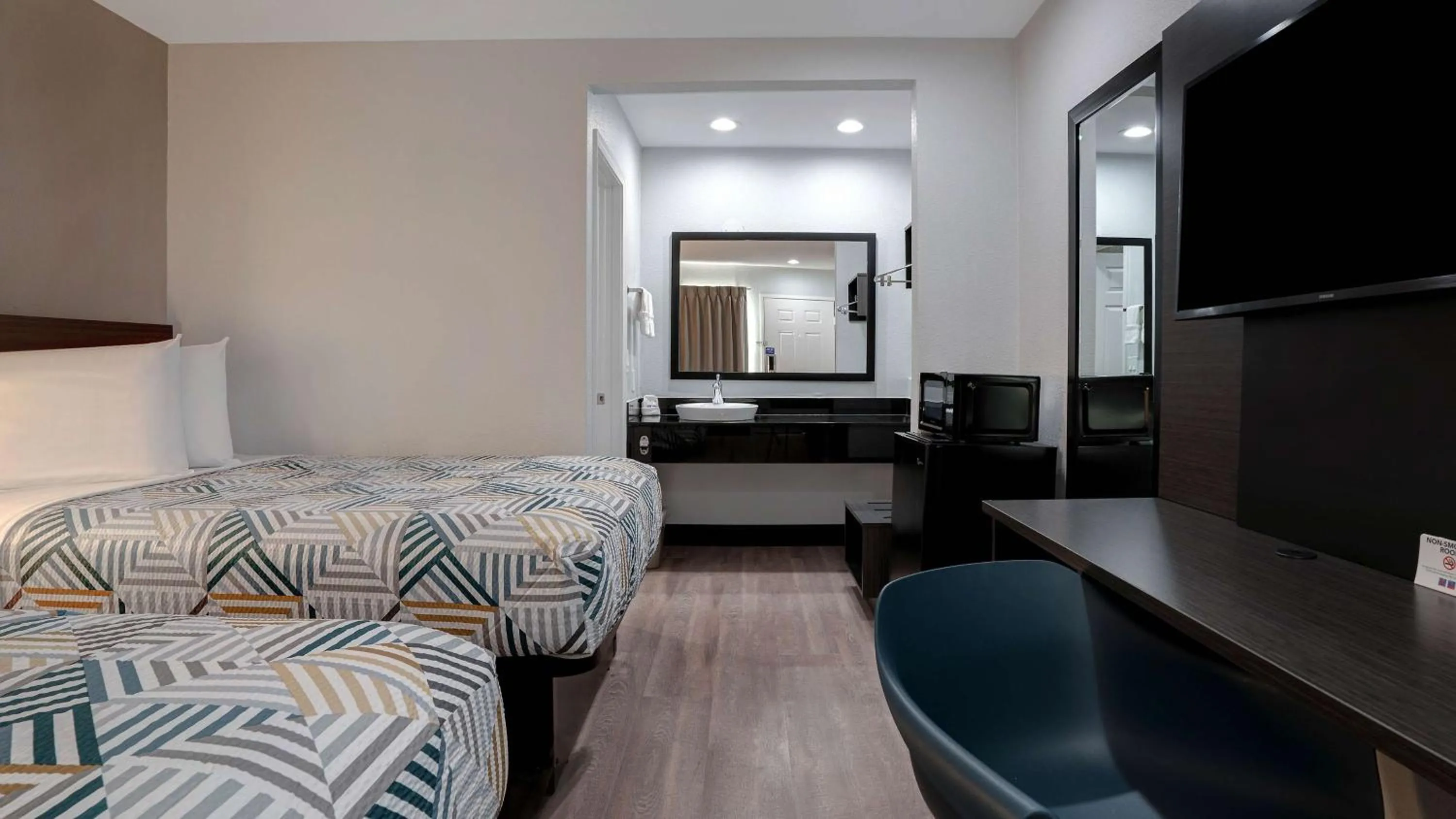 Bedroom, Bed in Motel 6-Eureka, CA Redwood Coast