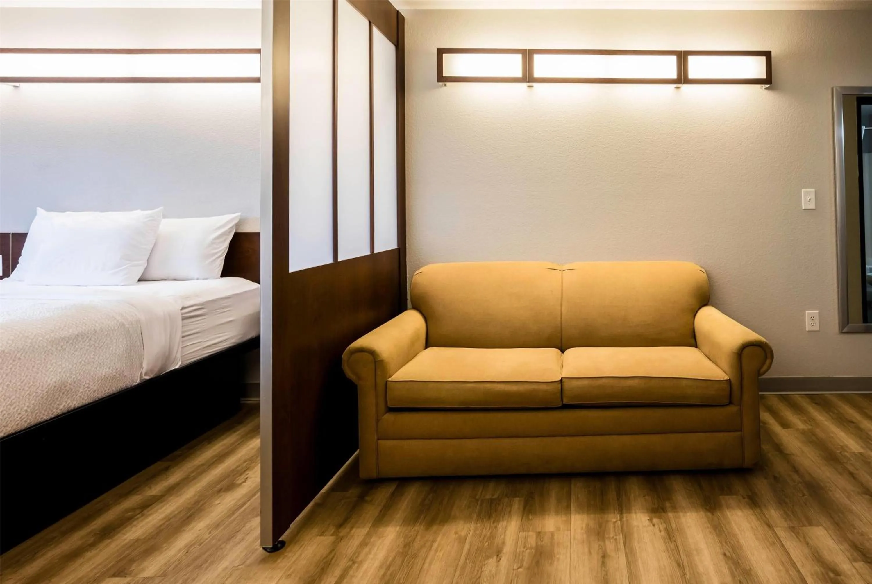 Photo of the whole room, Bed in Microtel Inn & Suites Cheyenne