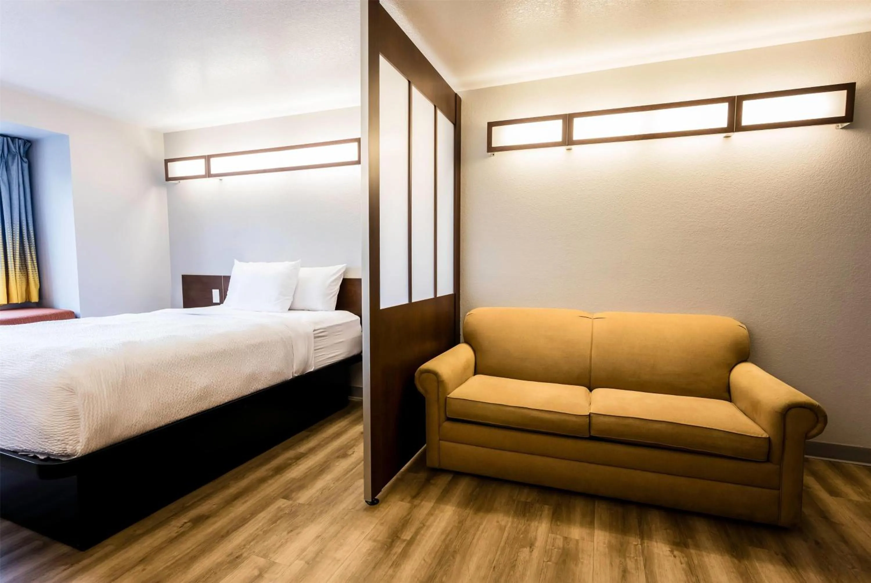 Photo of the whole room, Bed in Microtel Inn & Suites Cheyenne