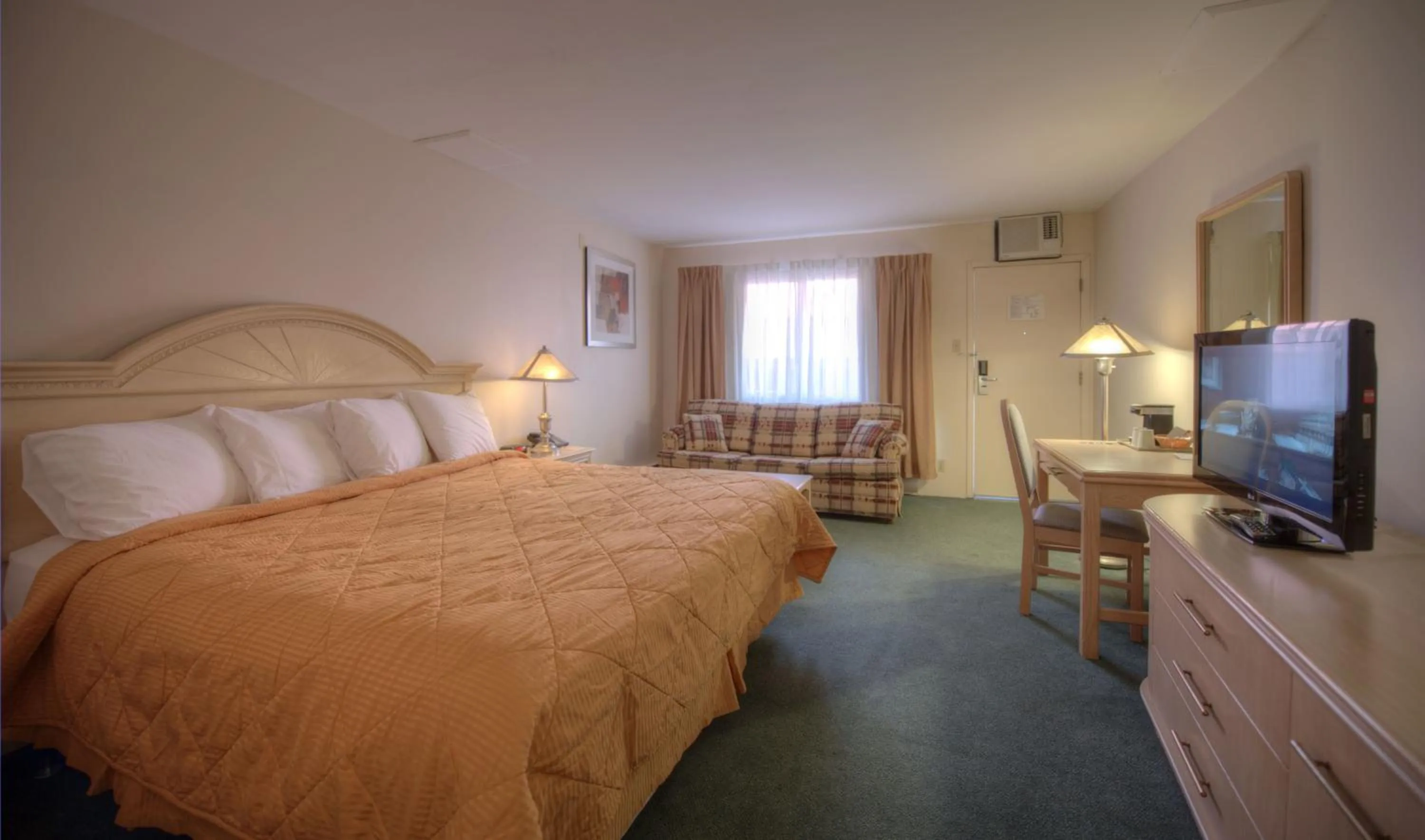 TV/Entertainment Center in Thriftlodge Niagara Falls At The Falls