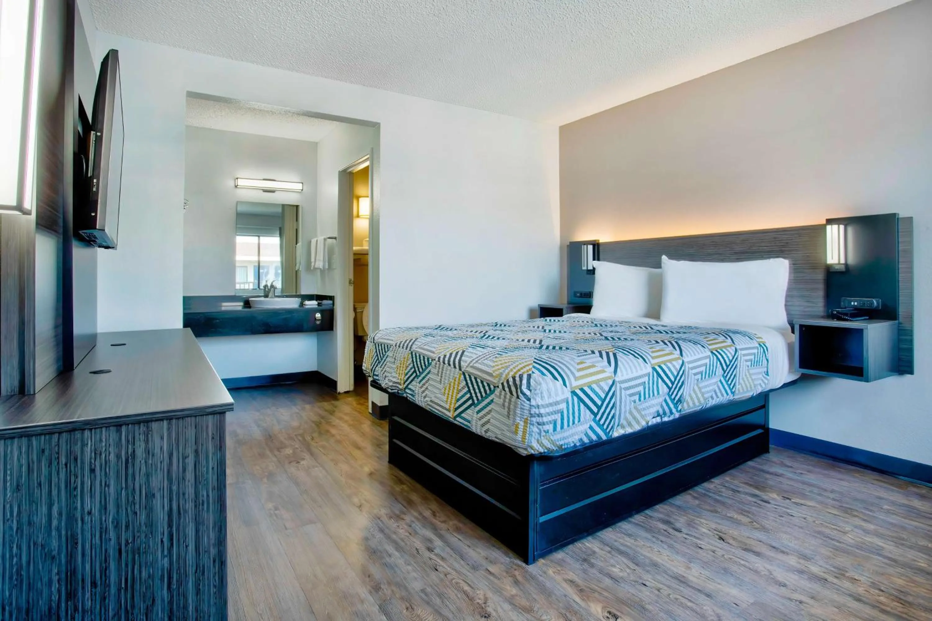 Bedroom, Bed in Motel 6-Salem, OR