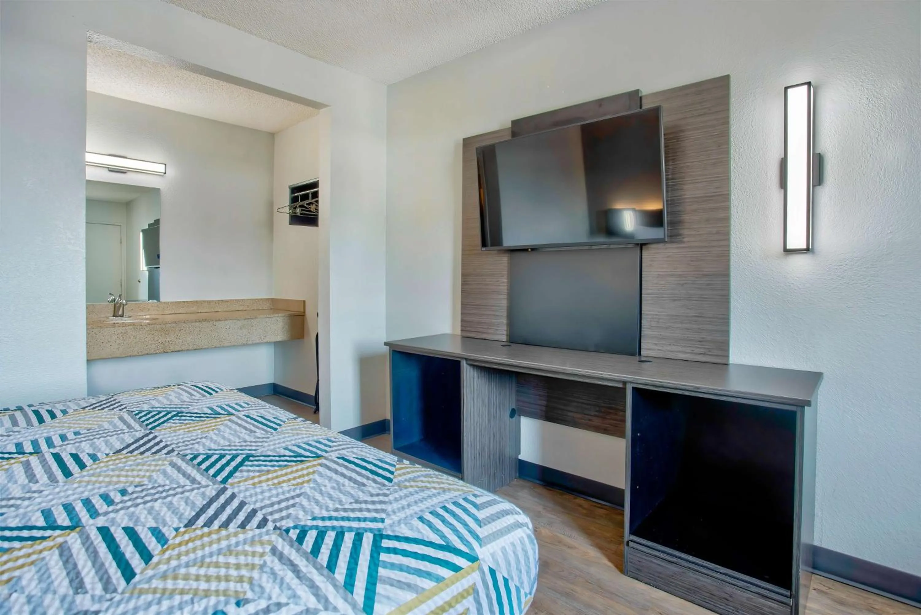 Bedroom, Bed in Motel 6-Salem, OR