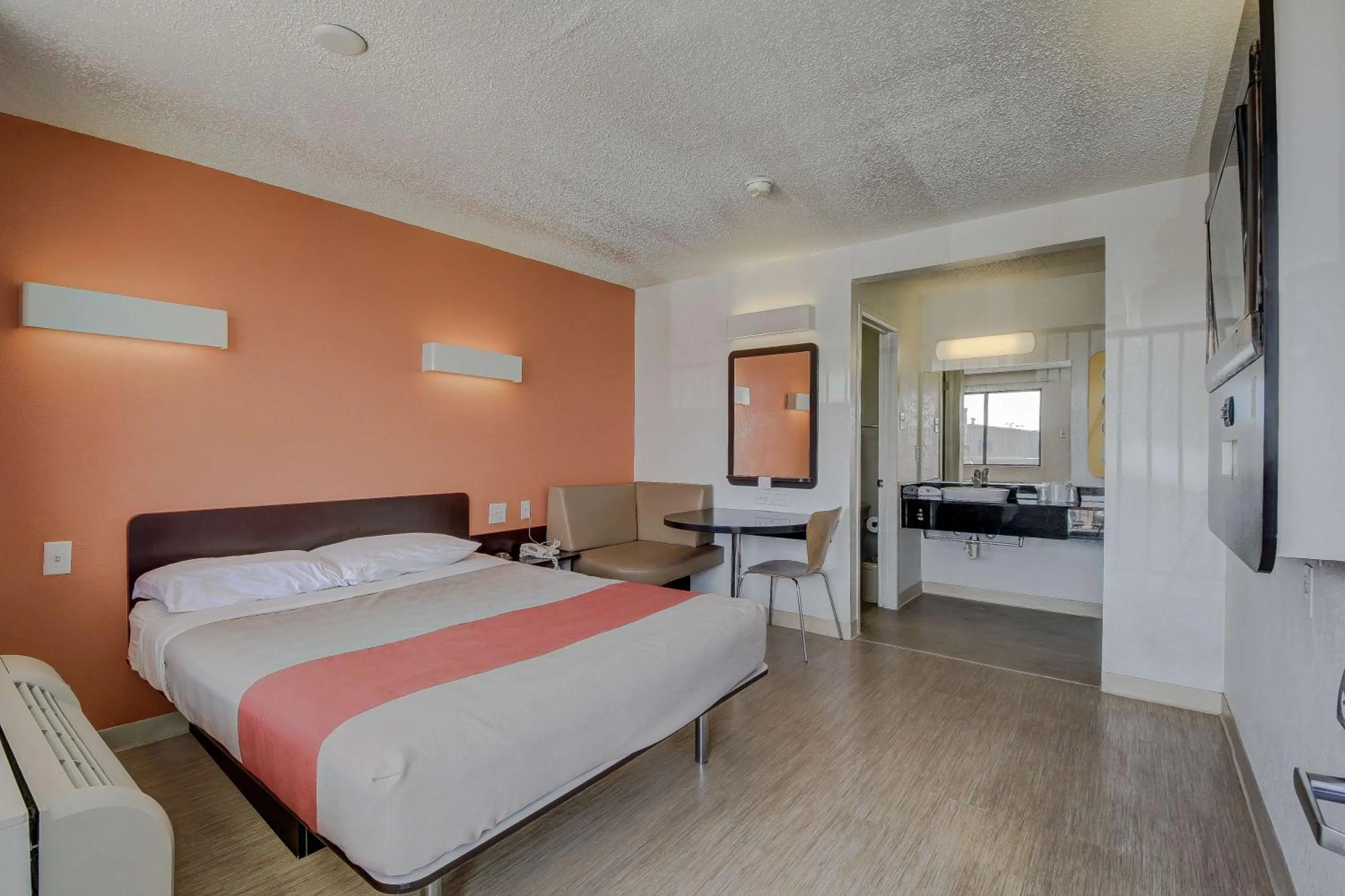 Bedroom, Bed in Motel 6-San Antonio, TX - Fort Sam Houston