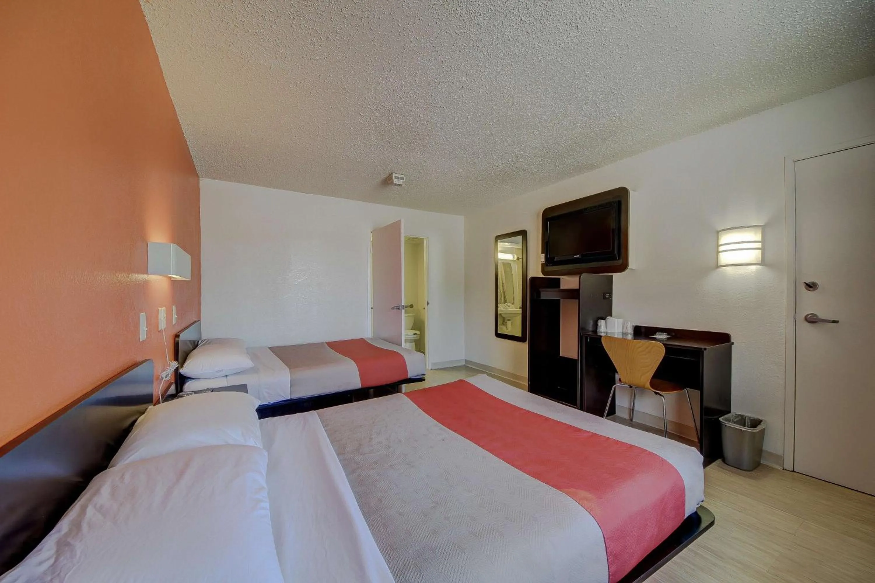 TV and multimedia, Bed in Motel 6-San Antonio, TX - Fort Sam Houston