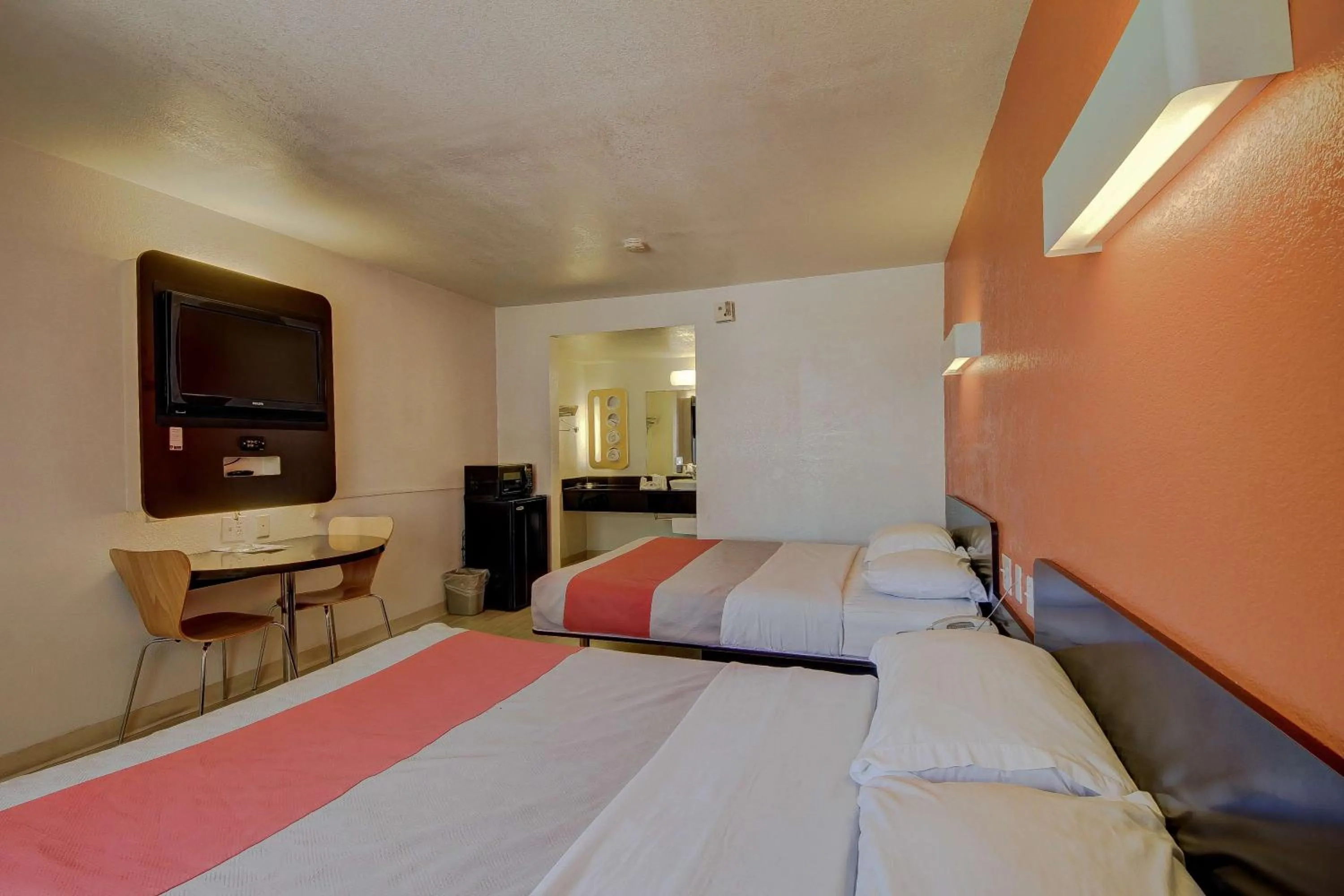 TV and multimedia, Bed in Motel 6-San Antonio, TX - Fort Sam Houston
