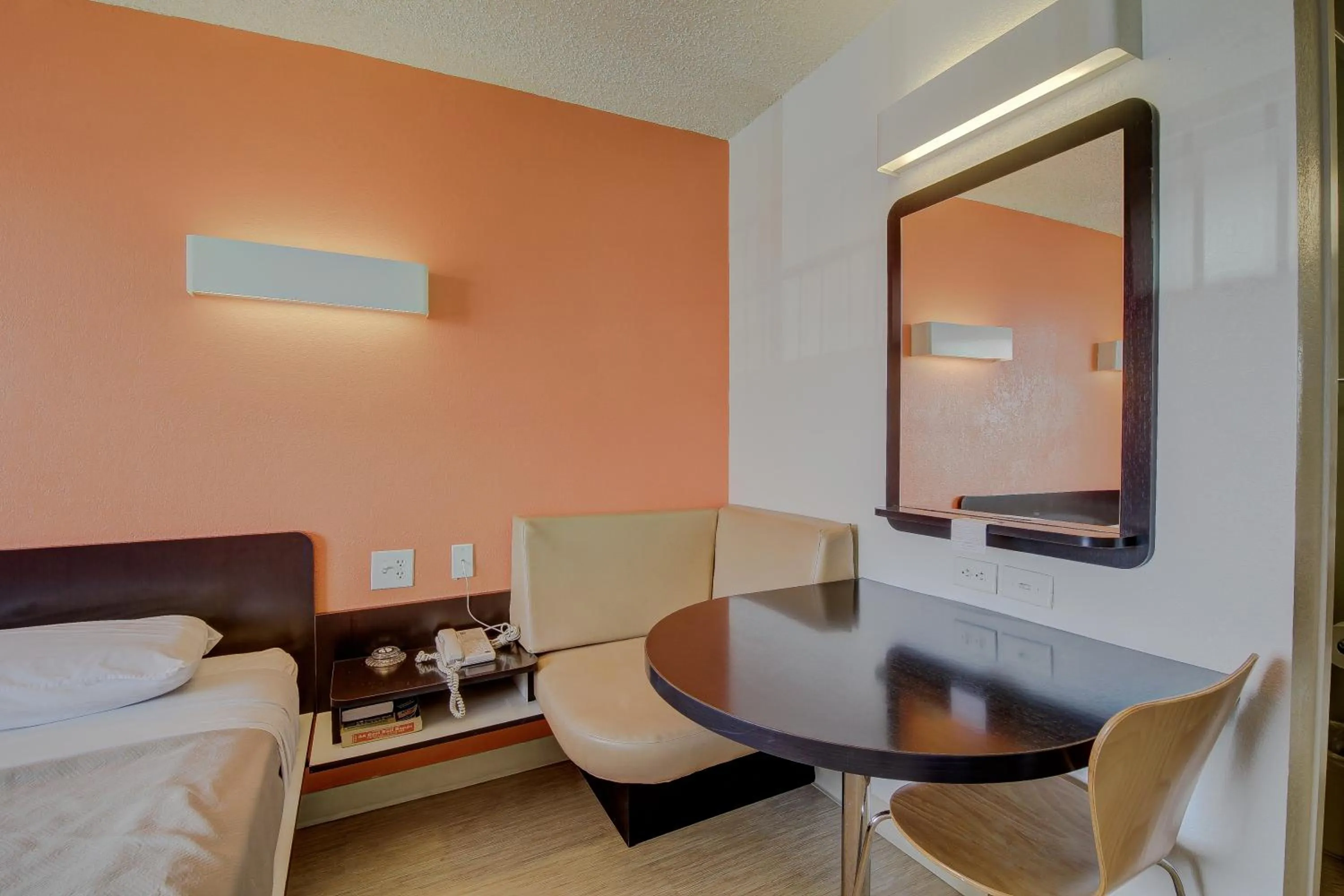 Bedroom, Bed in Motel 6-San Antonio, TX - Fort Sam Houston