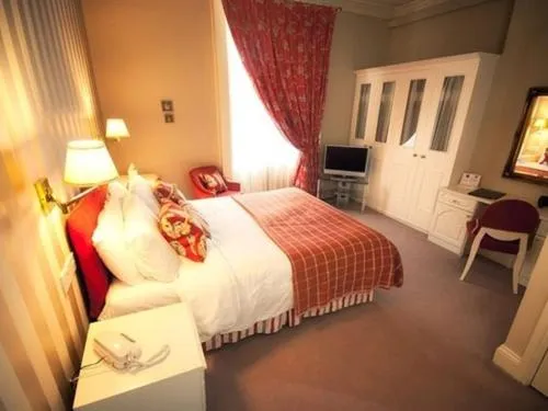 Bedroom, Bed in Eslington Villa