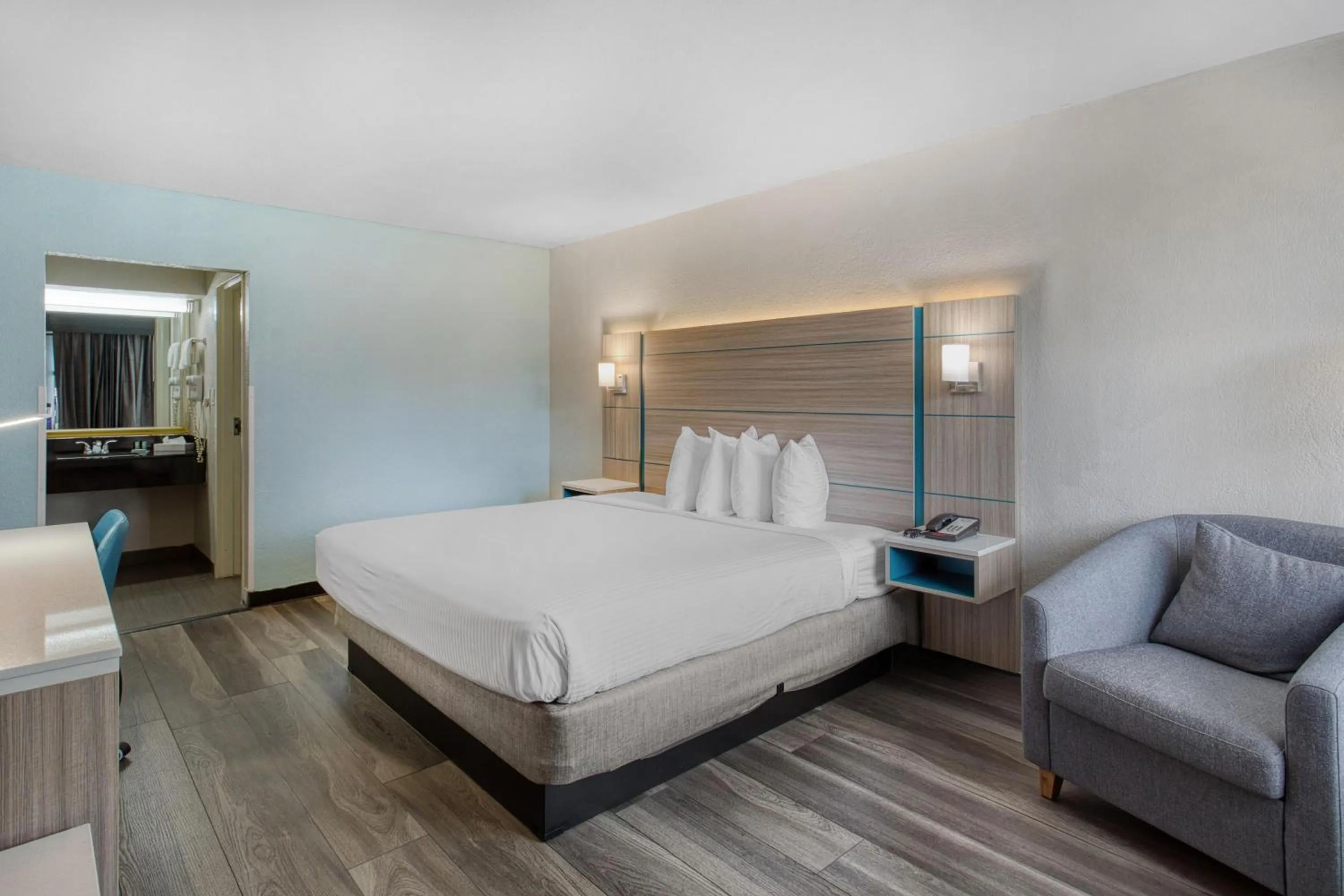 Bedroom, Bed in Best Western Executive Inn