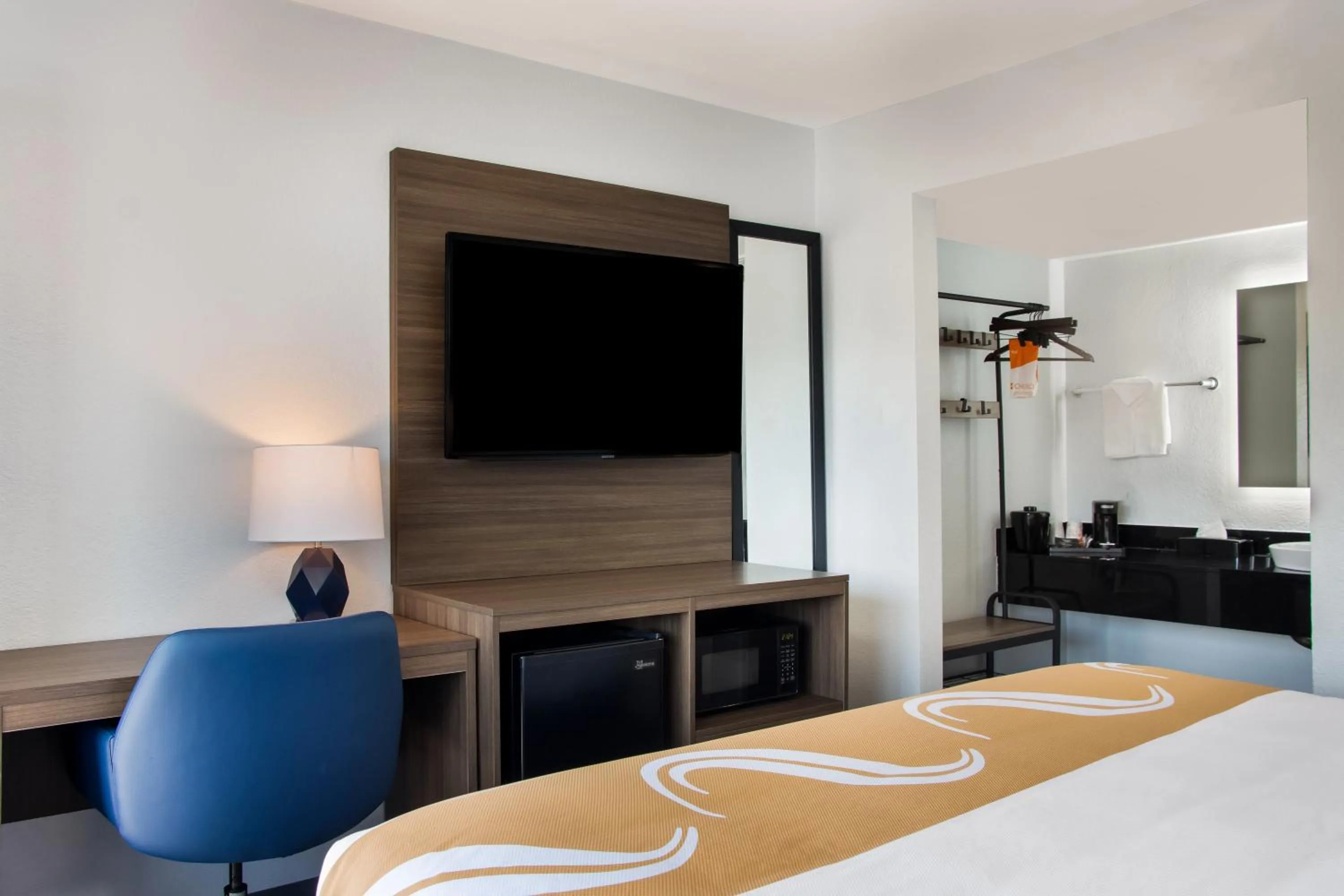 TV and multimedia, Bed in Quality Inn Santa Fe New Mexico