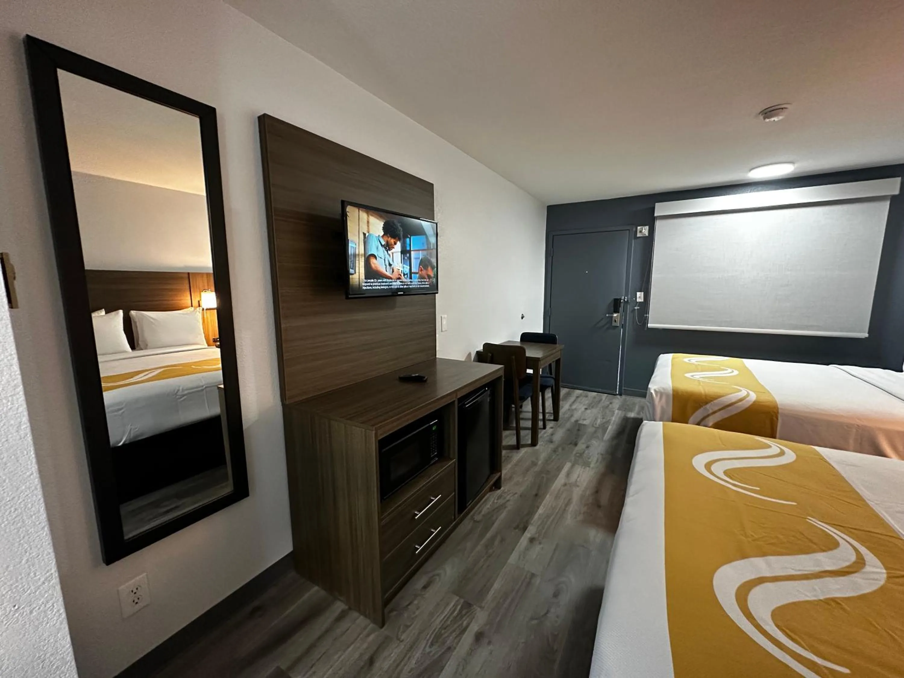 TV and multimedia, Bed in Quality Inn Santa Fe New Mexico