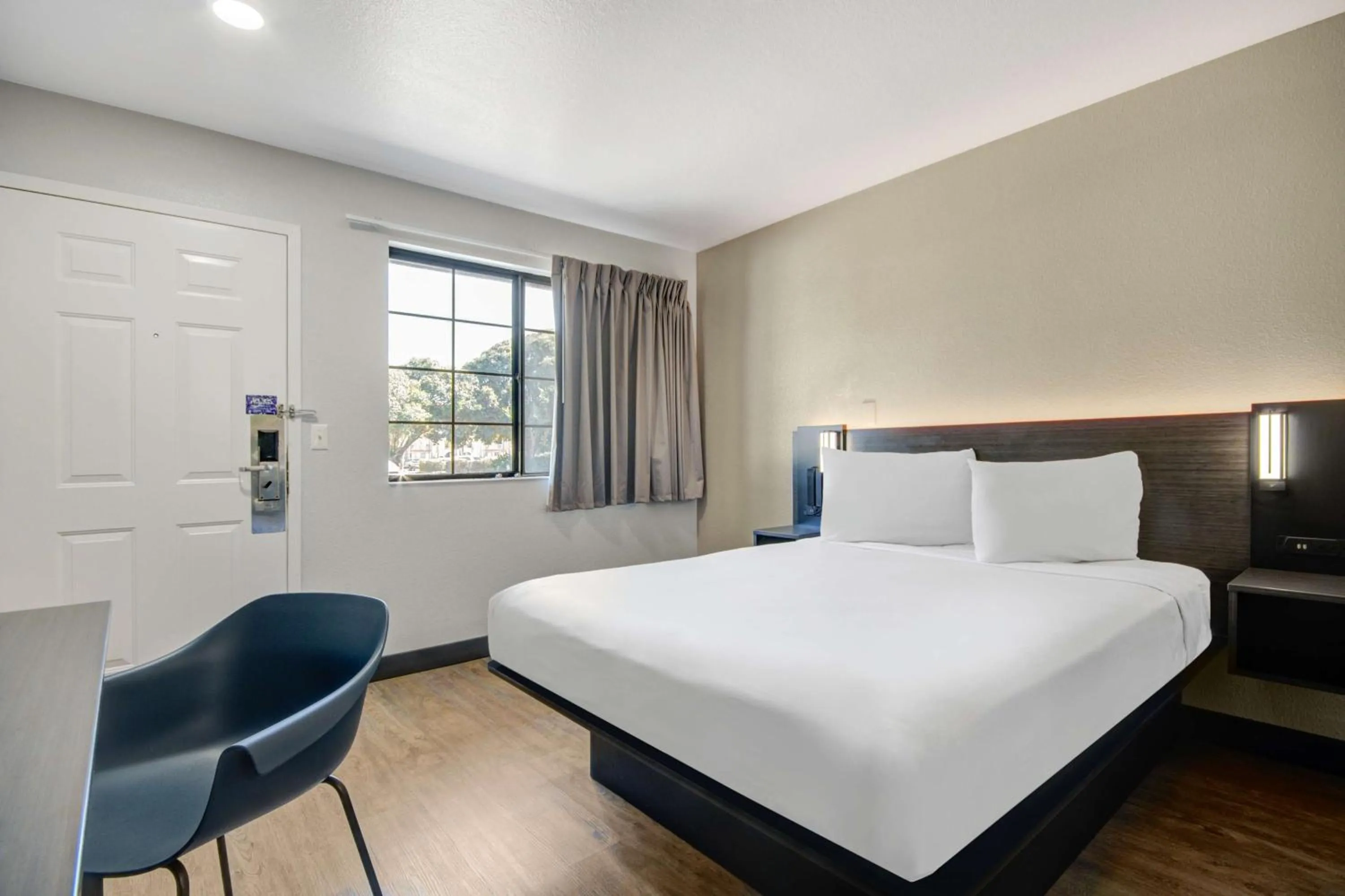 Bedroom, Bed in Motel 6-Lompoc, CA