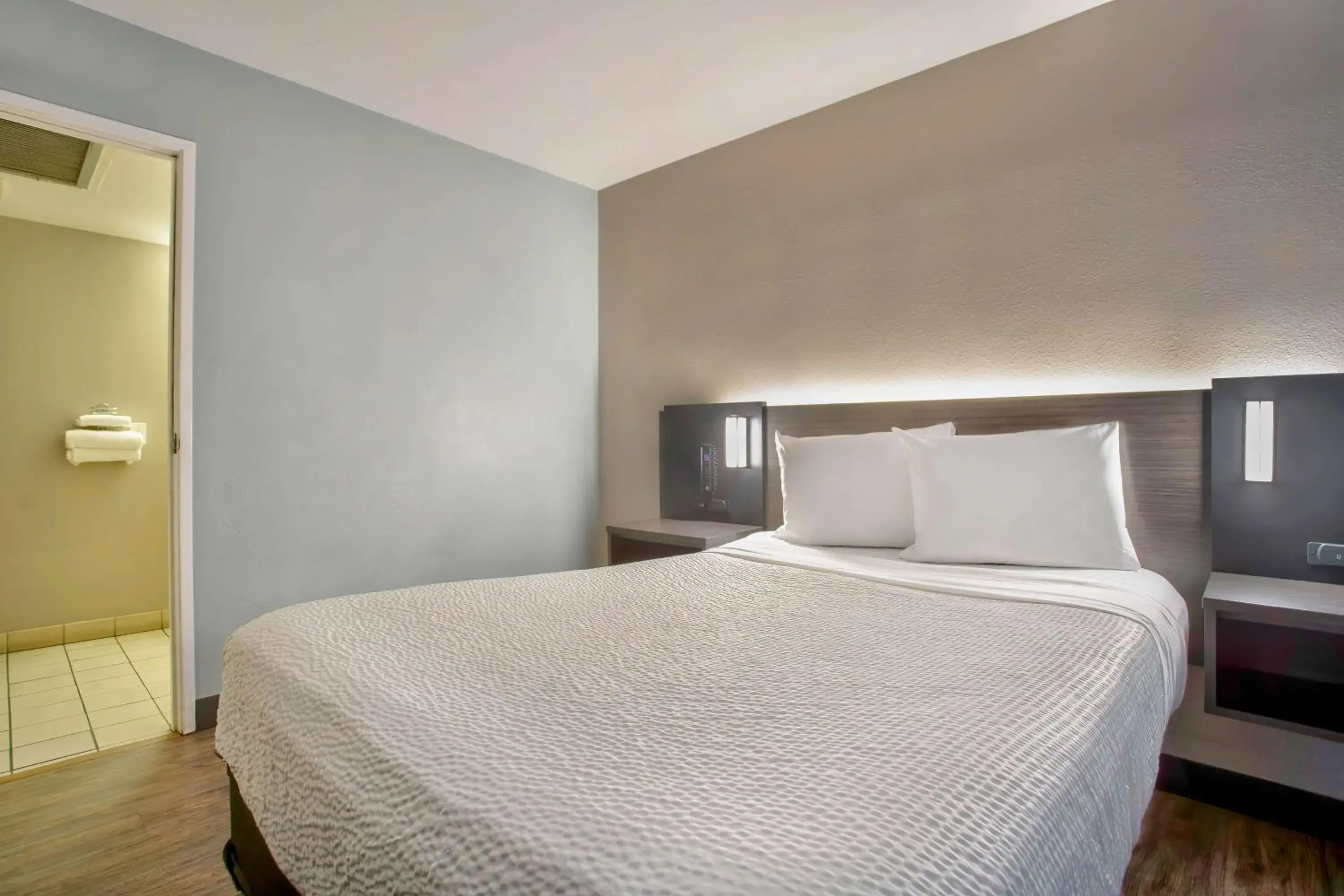 Queen Room in Motel 6-Kingman, AZ - Route 66 East Queen Room in Motel 6-Kingman, AZ - Route 66 East