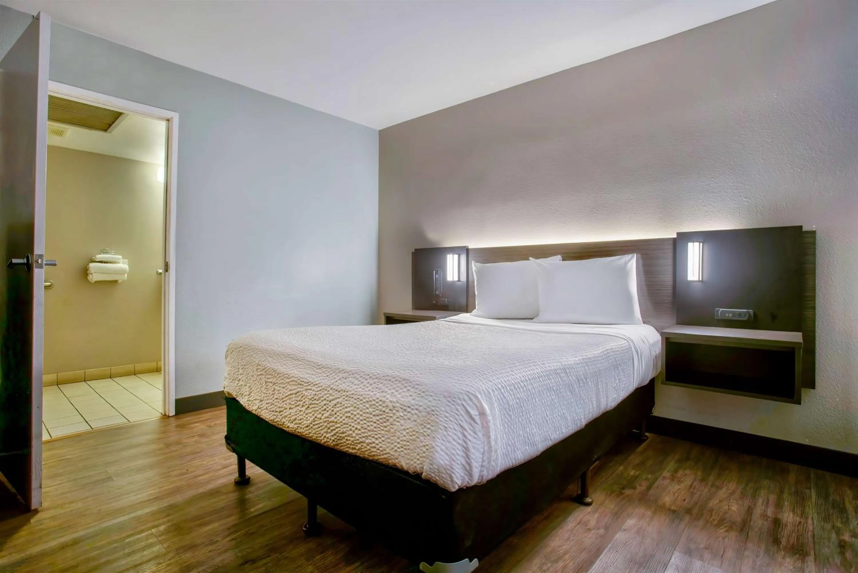 Bedroom, Bed in Motel 6-Kingman, AZ - Route 66 East