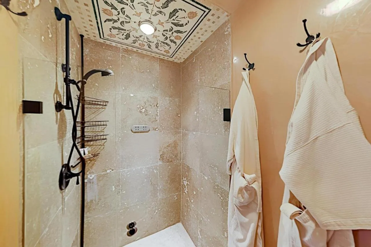 Shower in Antigua Inn