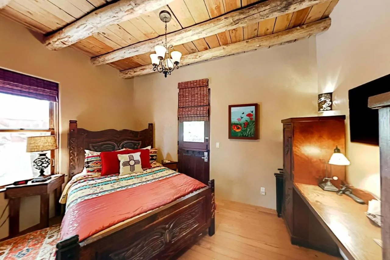 Photo of the whole room, Bed in Antigua Inn