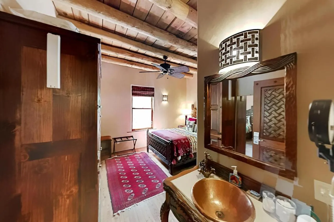 Photo of the whole room, Bed in Antigua Inn