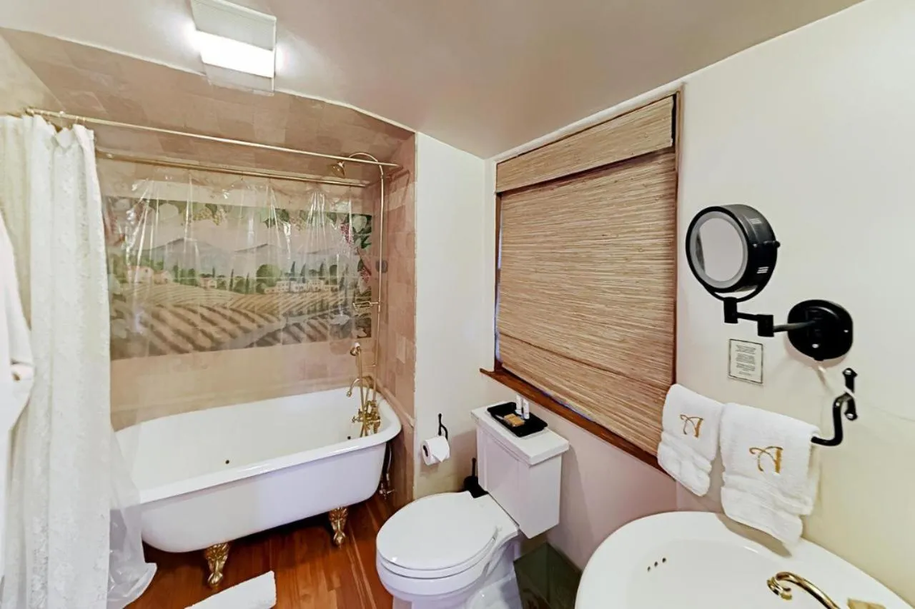 Shower in Antigua Inn