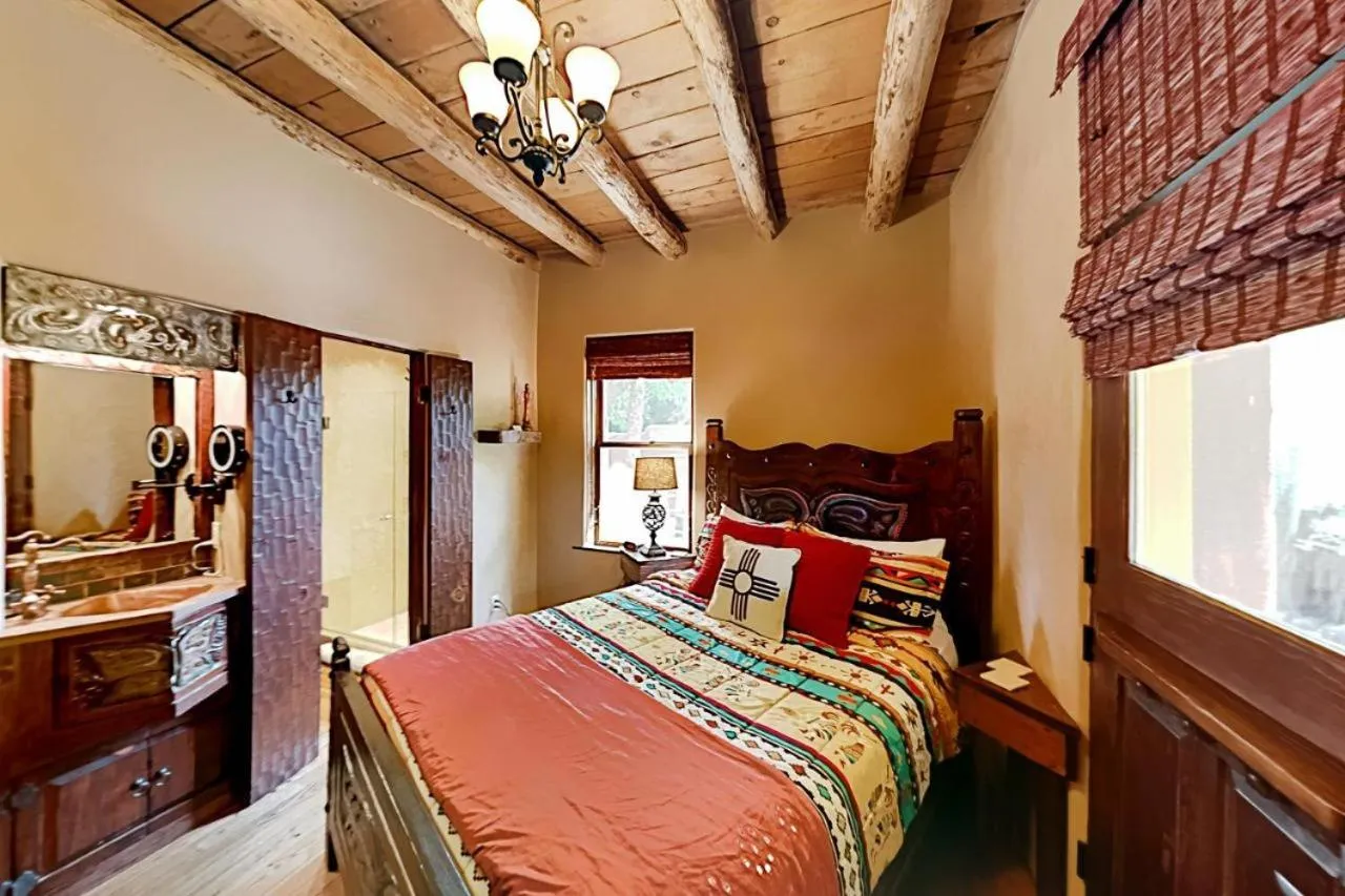 Photo of the whole room, Bed in Antigua Inn