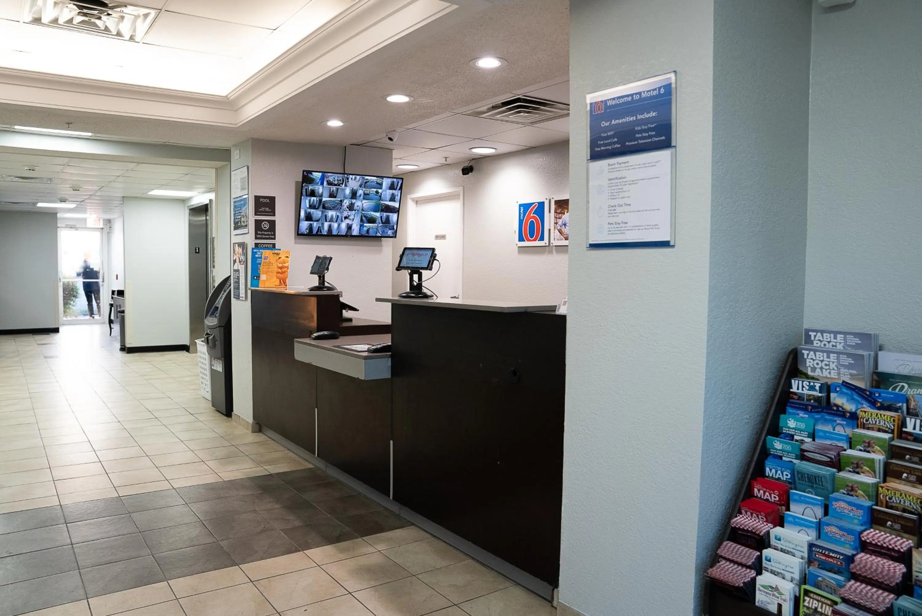 Lobby or reception in Motel 6-Caseyville, IL - Caseyville Il