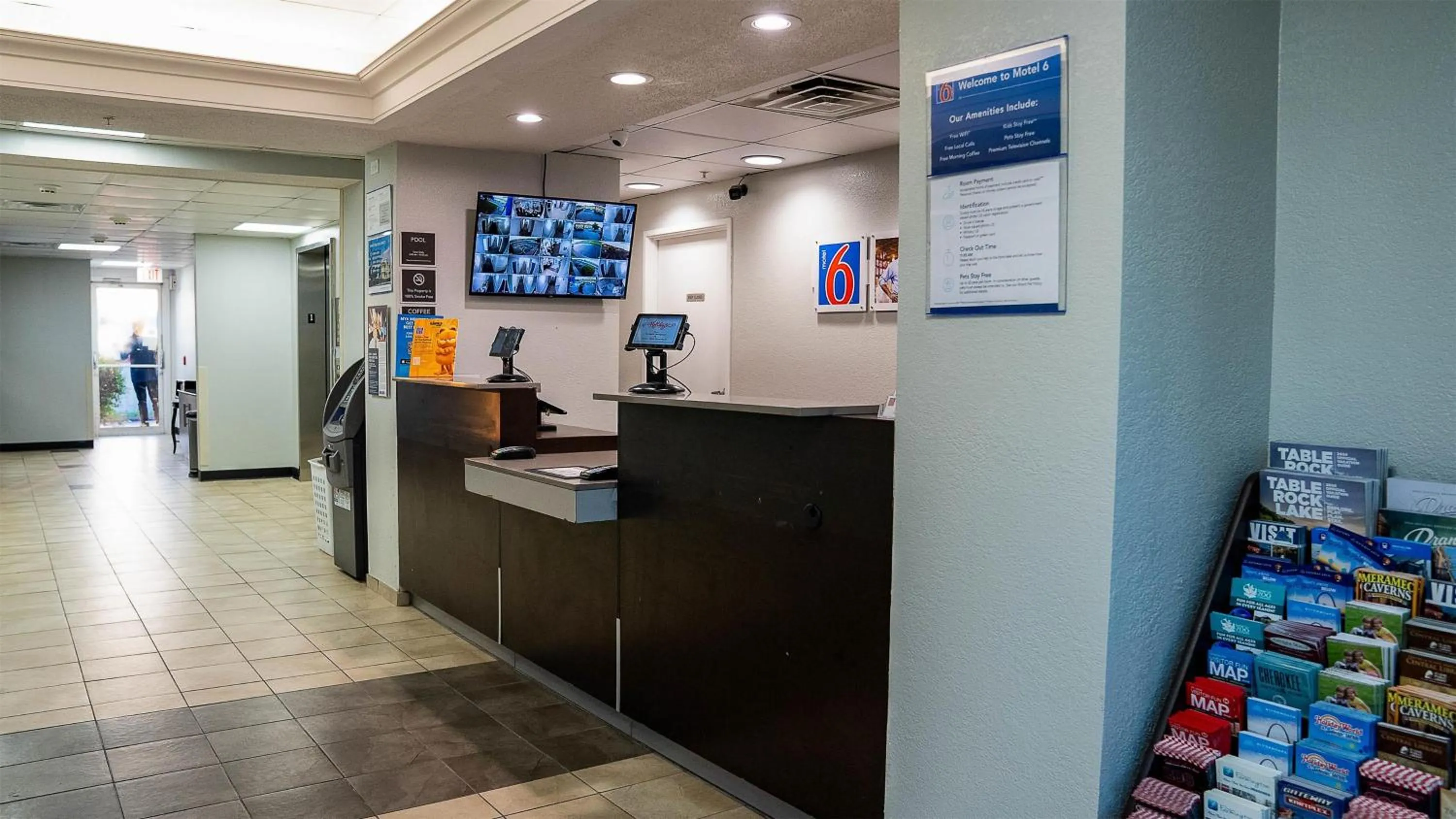 Lobby or reception in Motel 6-Caseyville, IL - Caseyville Il