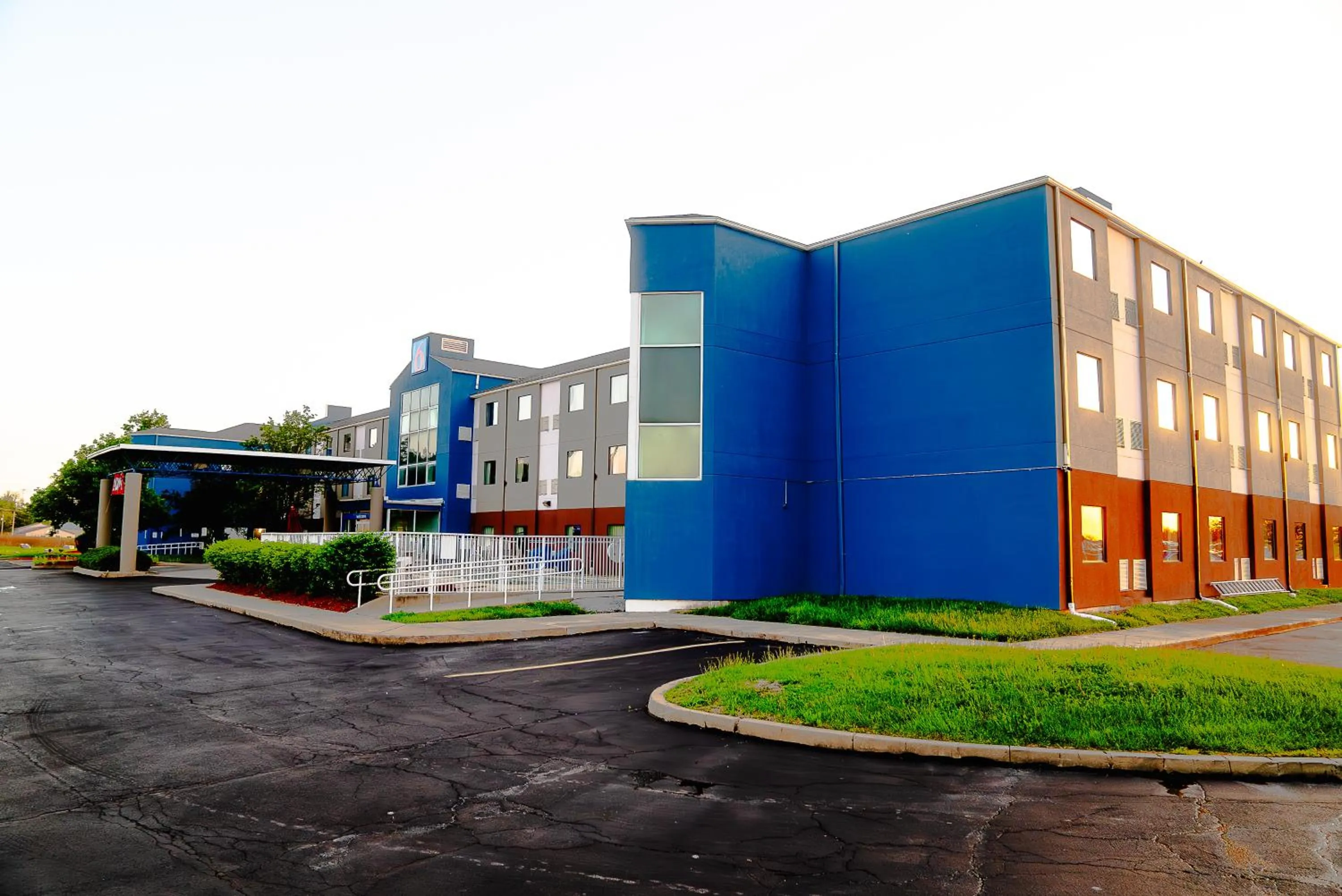Property building in Motel 6-Caseyville, IL - Caseyville Il