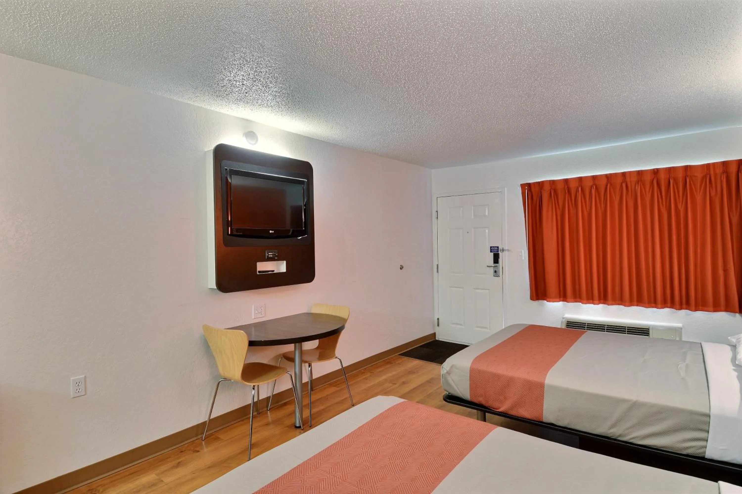 TV and multimedia, Bed in Motel 6-Tewksbury, MA - Boston