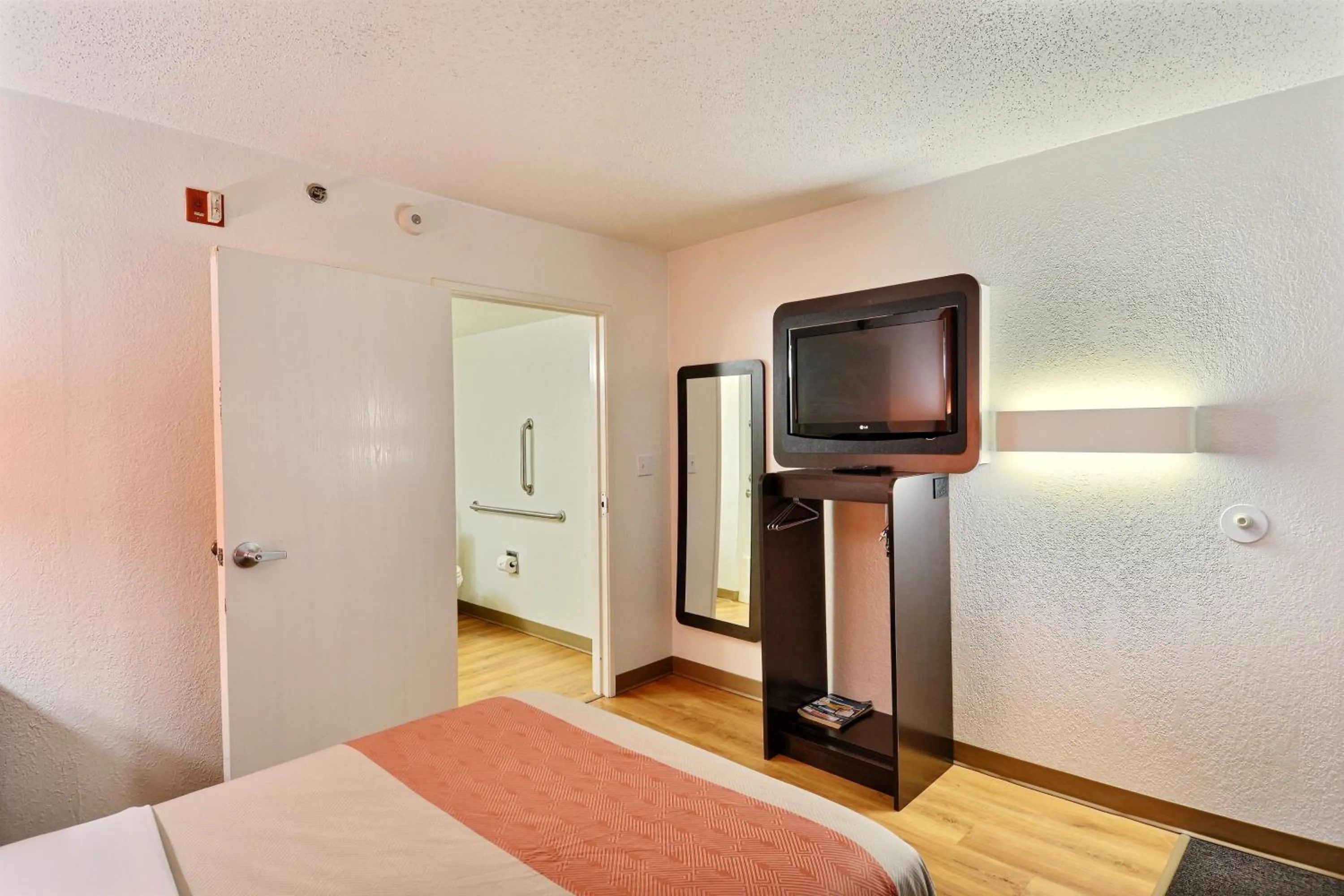 Bedroom, Bed in Motel 6-Tewksbury, MA - Boston