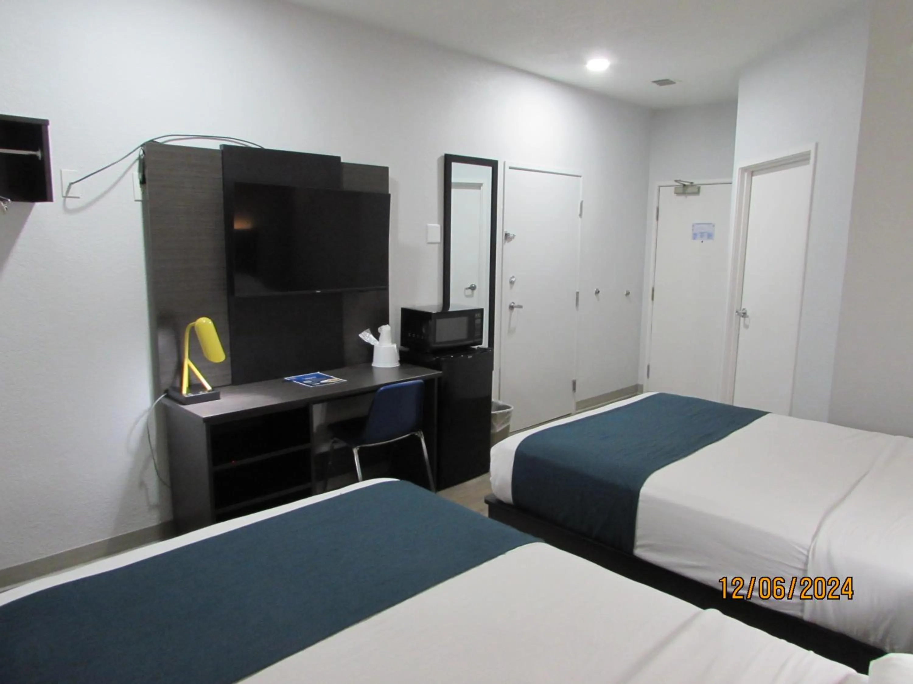 Bedroom, Bed in Motel 6-West Des Moines, IA