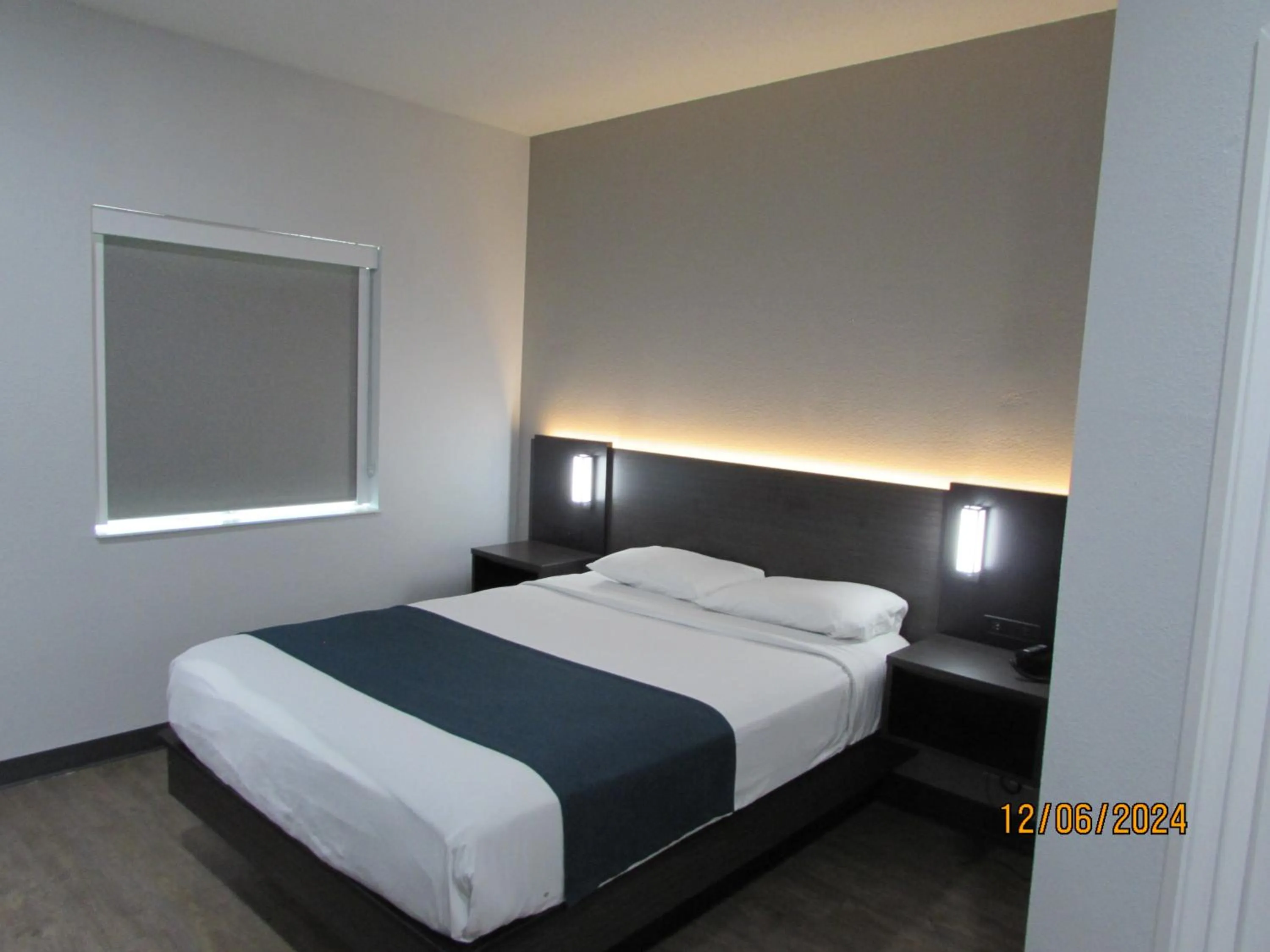 Bedroom, Bed in Motel 6-West Des Moines, IA