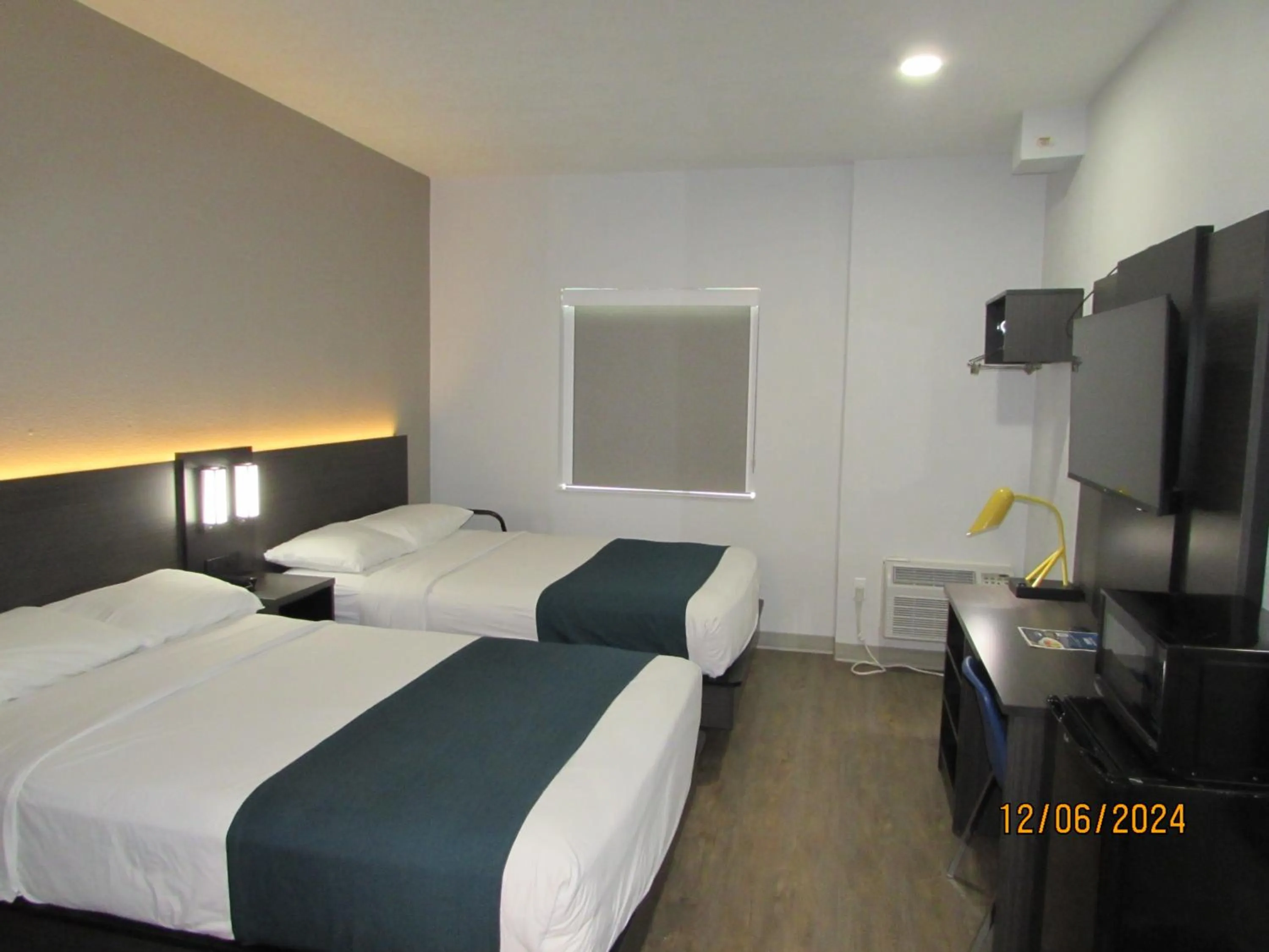 Bedroom, Bed in Motel 6-West Des Moines, IA