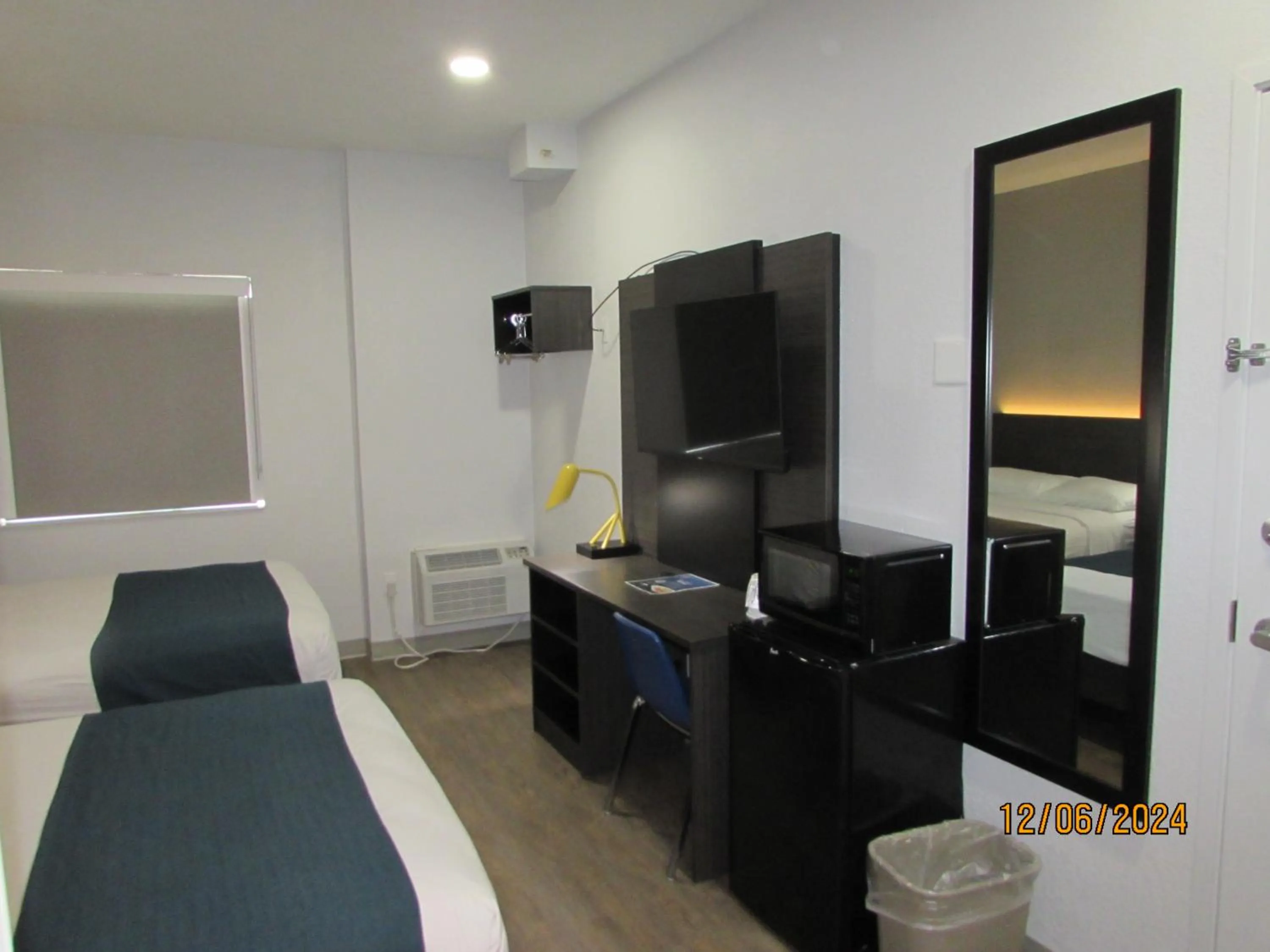 Bedroom, Bed in Motel 6-West Des Moines, IA