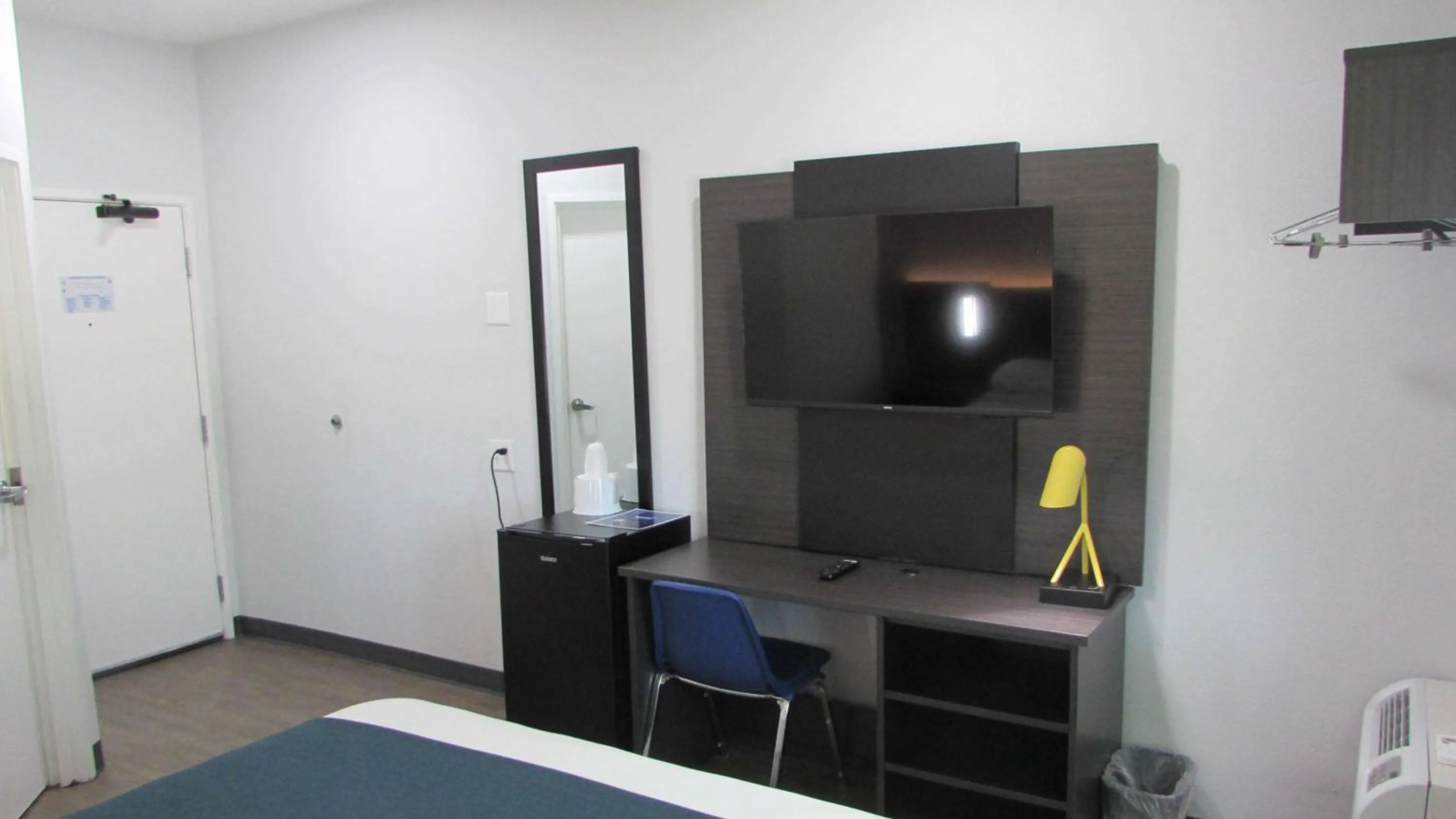 Bedroom, Bed in Motel 6-West Des Moines, IA