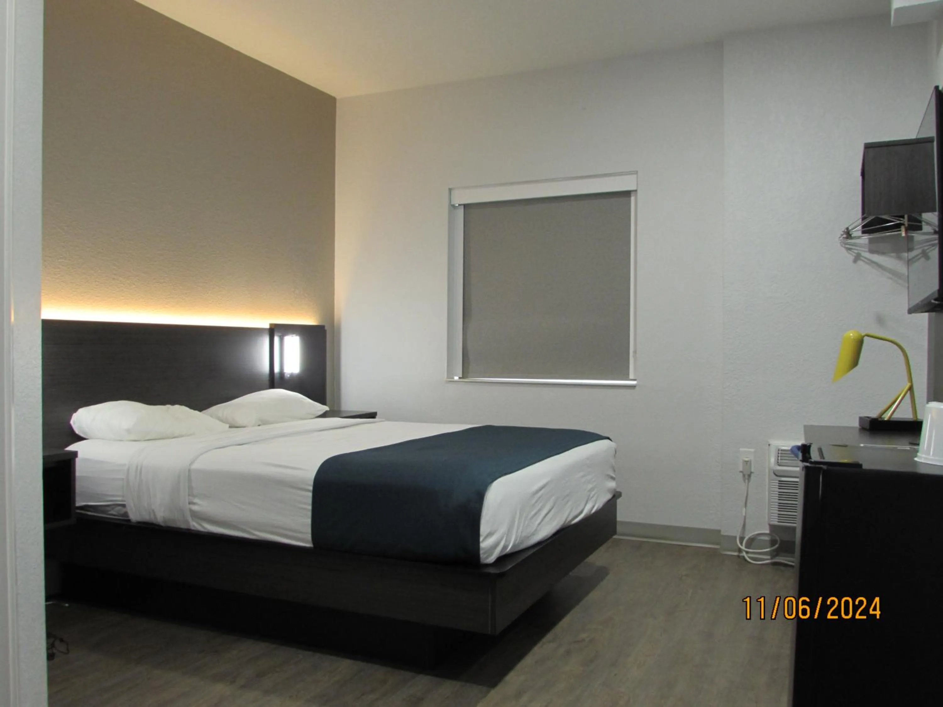 Bedroom, Bed in Motel 6-West Des Moines, IA