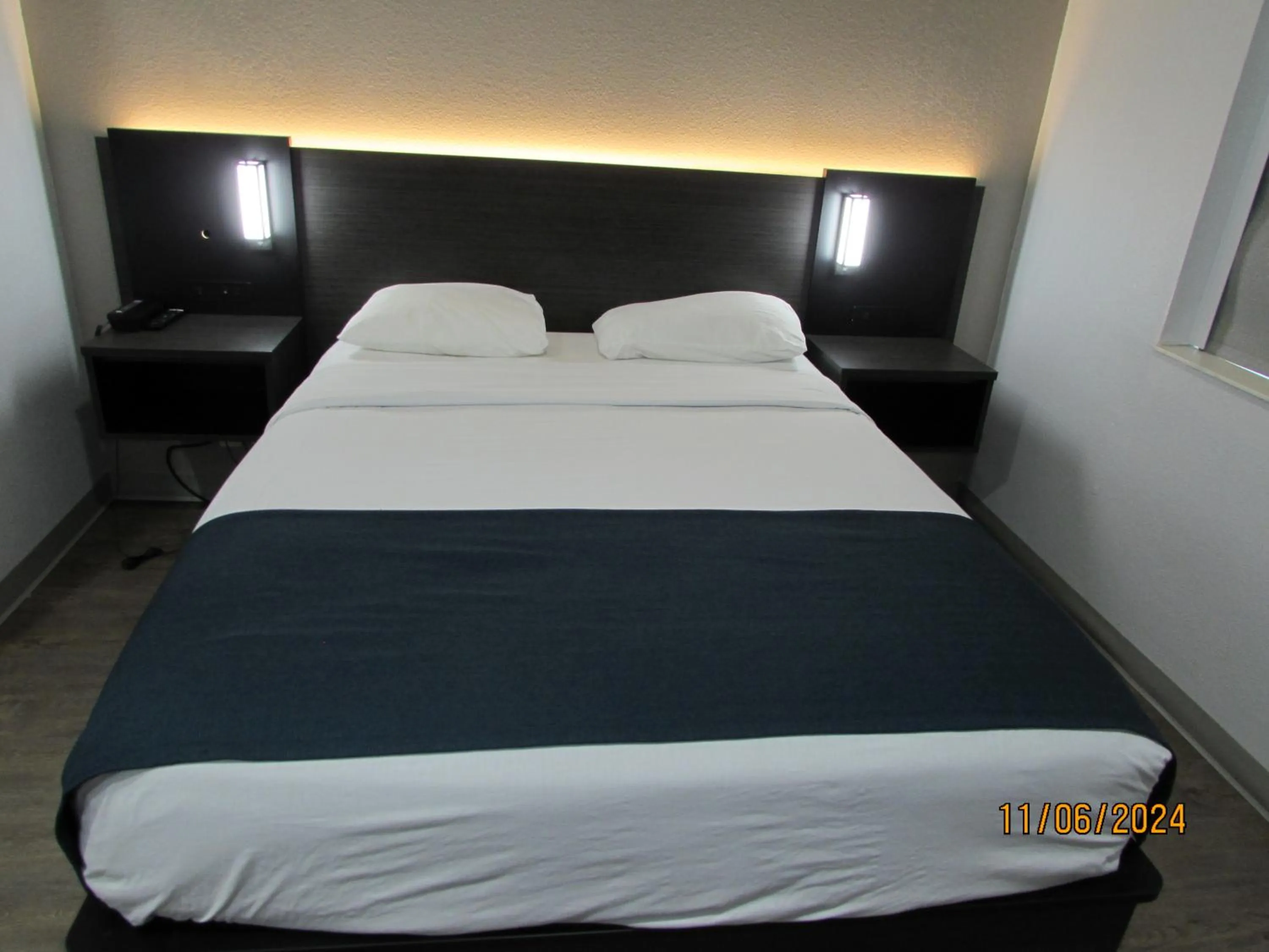 Bedroom, Bed in Motel 6-West Des Moines, IA