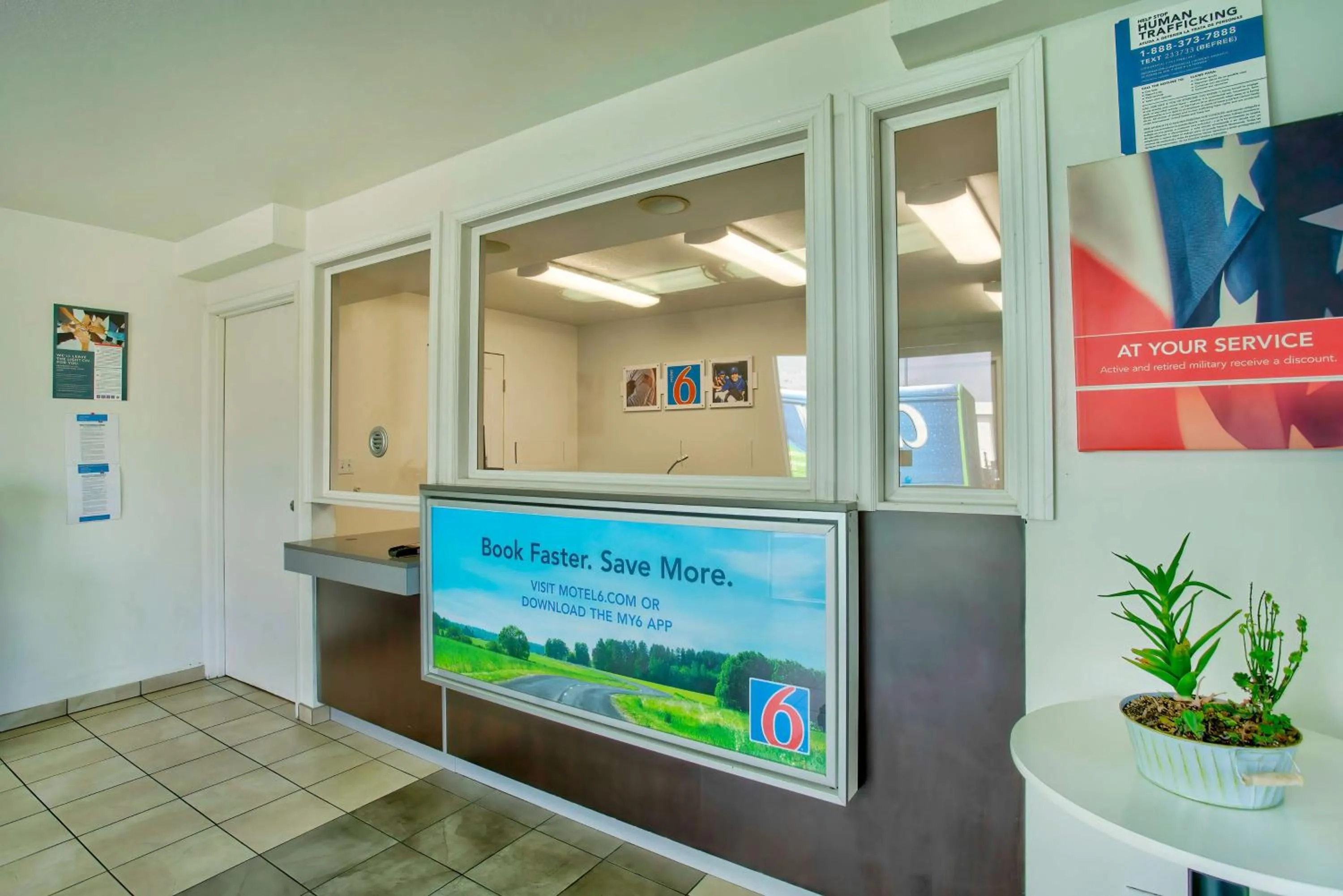 Lobby or reception in Motel 6-Richland, WA - Kennewick