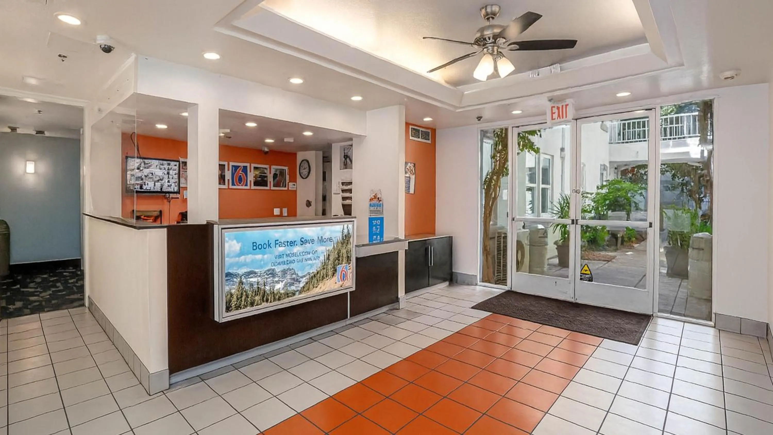 Lobby or reception in Motel 6-San Diego, CA - Downtown