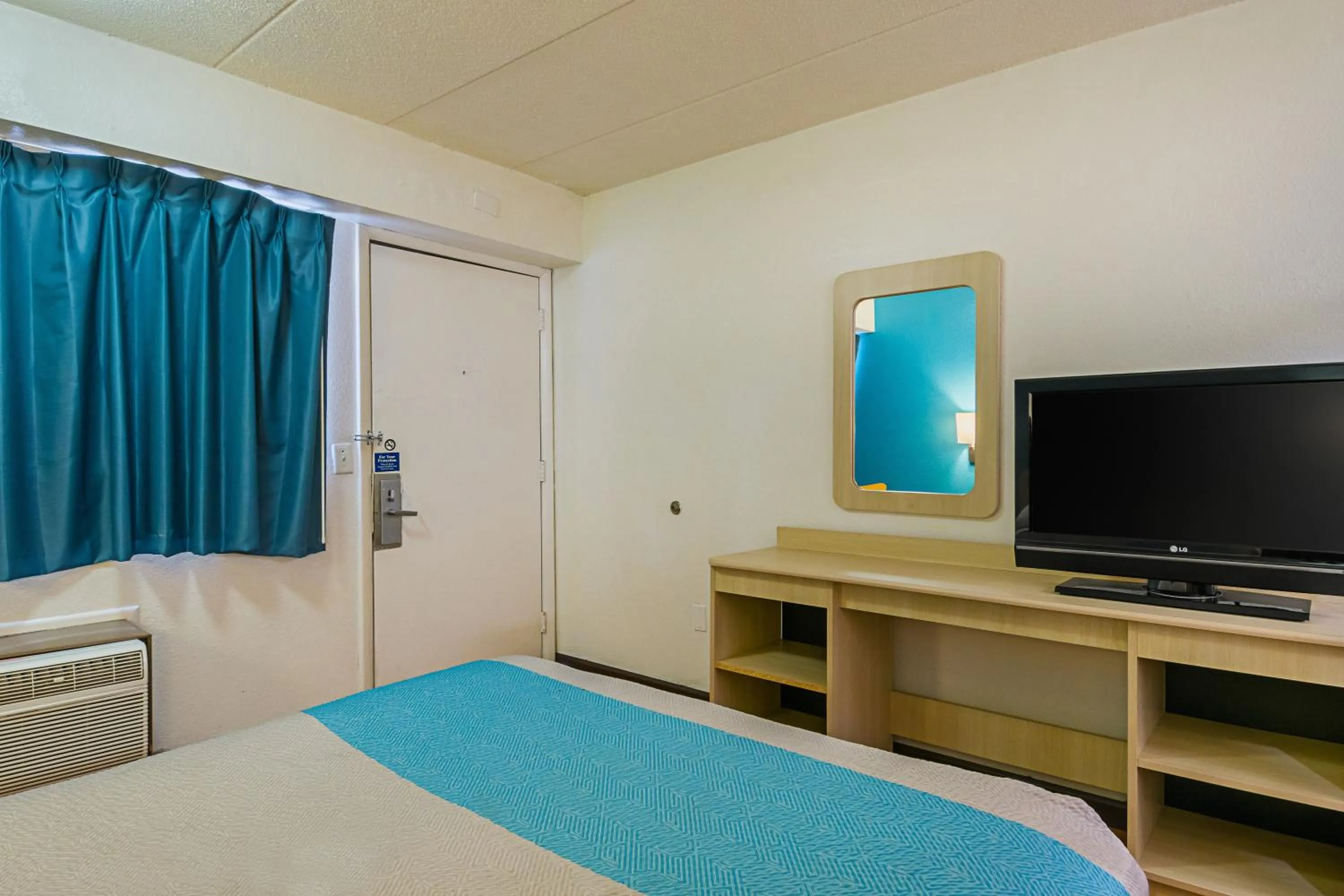 Bedroom, Bed in Motel 6-Knoxville, TN - North