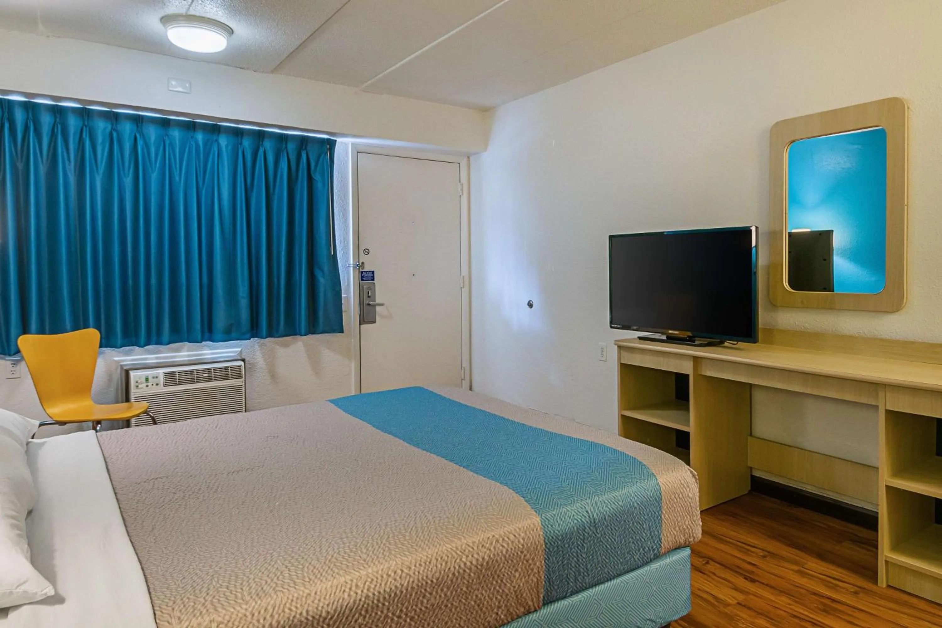 Photo of the whole room, Bed in Motel 6-Knoxville, TN - North