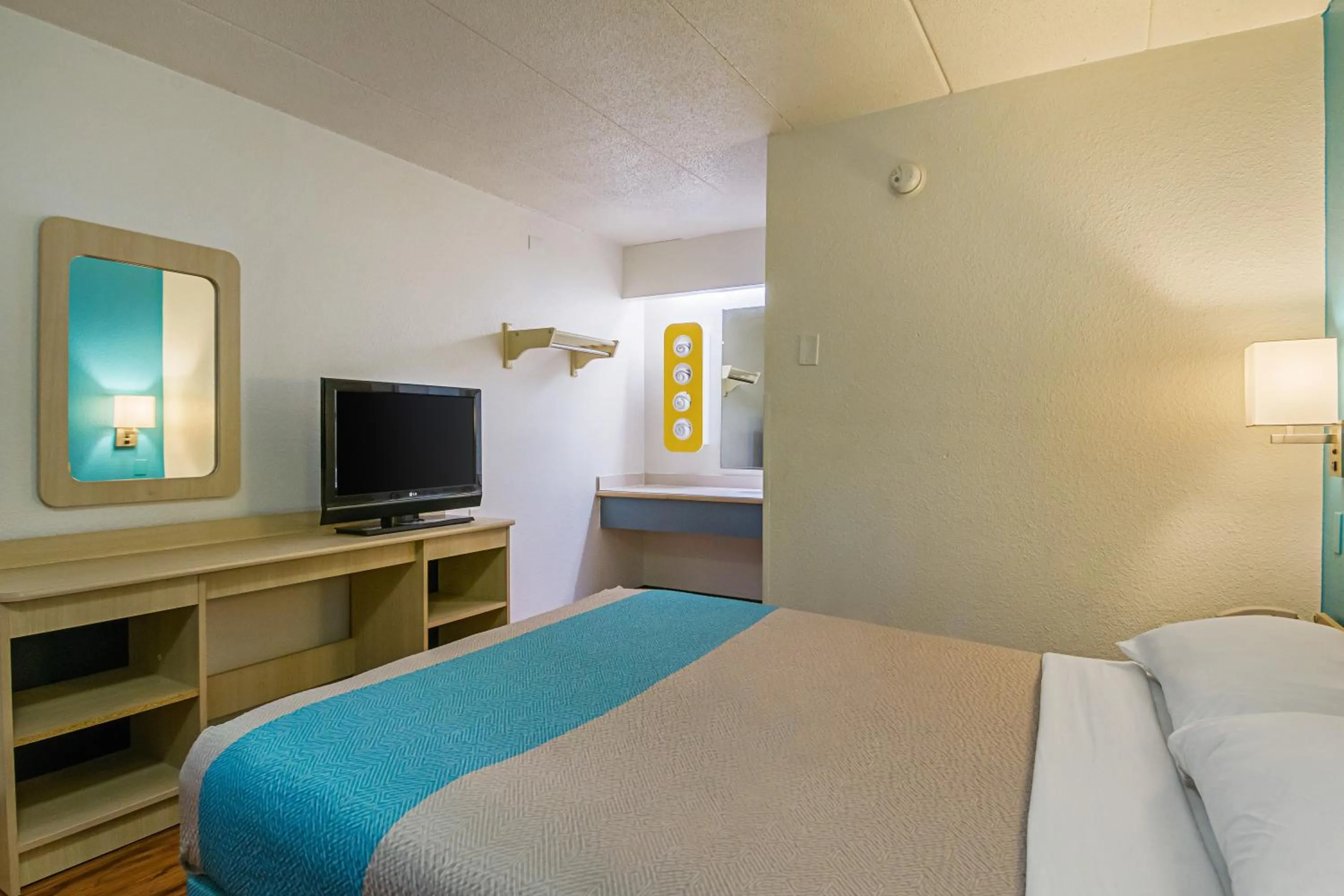 Bedroom, Bed in Motel 6-Knoxville, TN - North