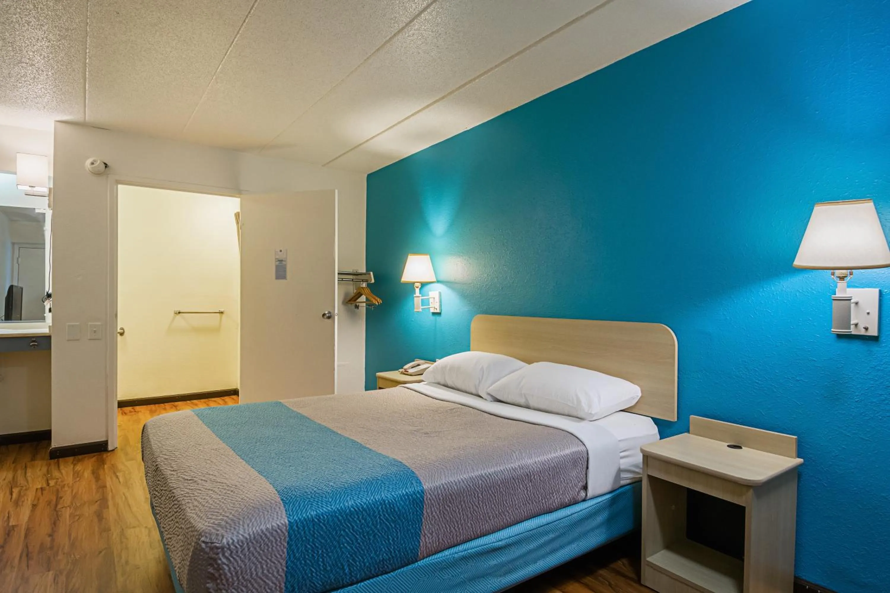 Bedroom, Bed in Motel 6-Knoxville, TN - North
